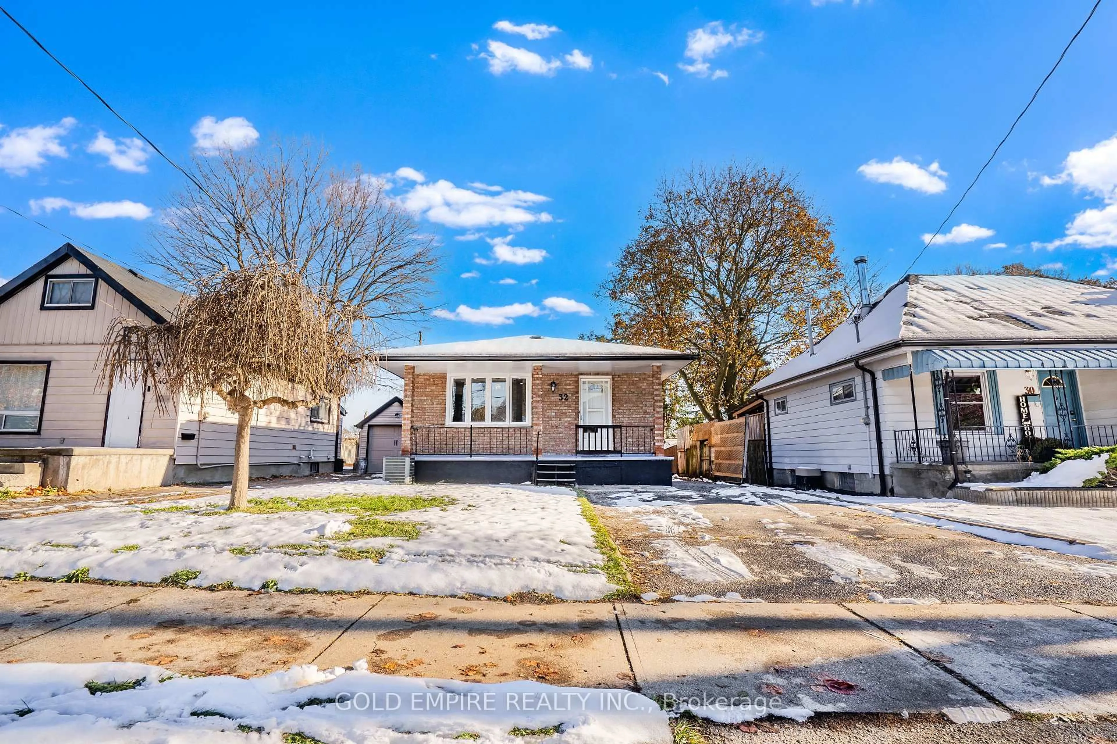 A pic from outside/outdoor area/front of a property/back of a property/a pic from drone, street for 32 Empire St, London East Ontario N5Y 1G7