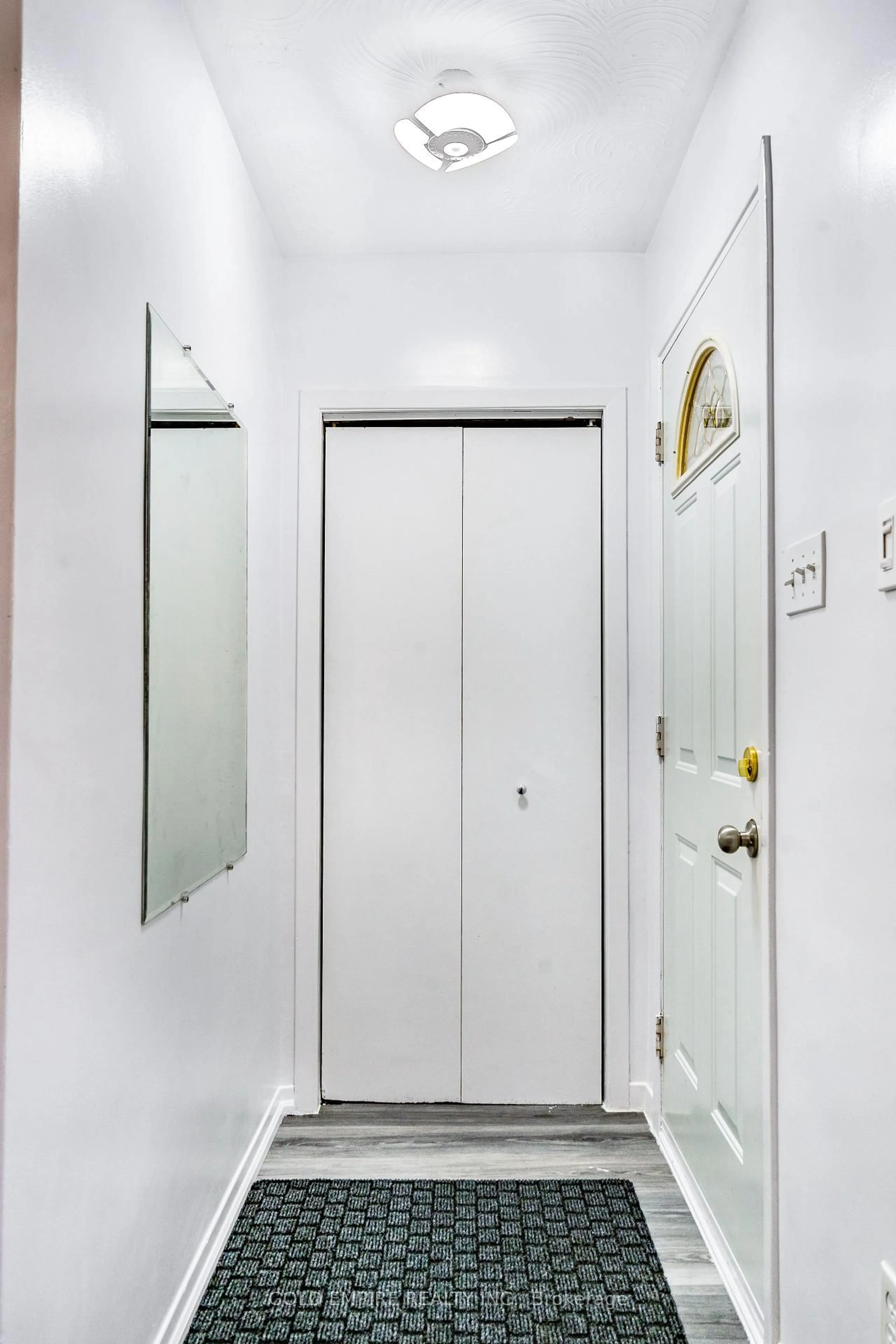 Indoor foyer for 32 Empire St, London East Ontario N5Y 1G7