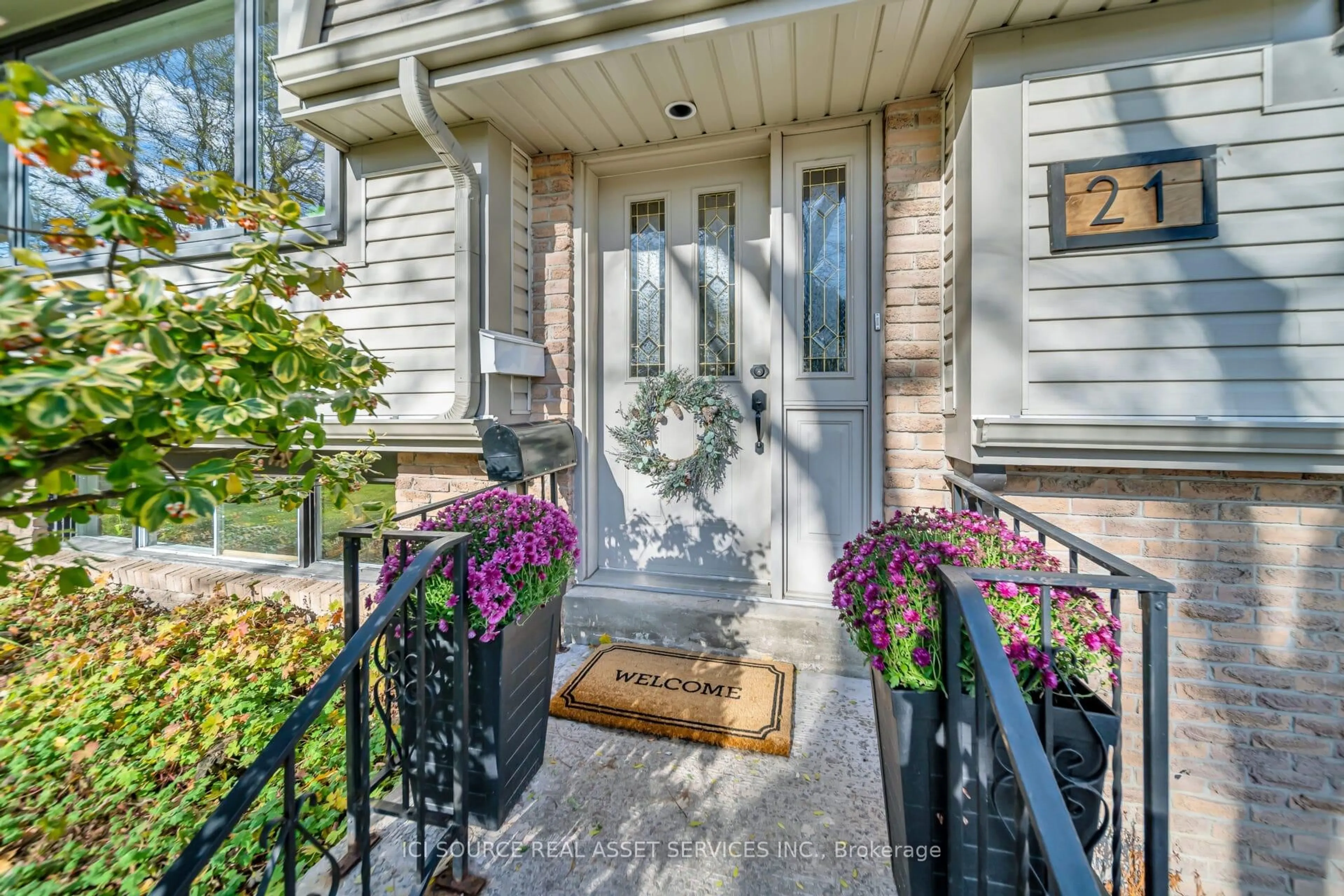 Indoor entryway for 21 Woodridge Dr, Guelph Ontario N1H 7E3