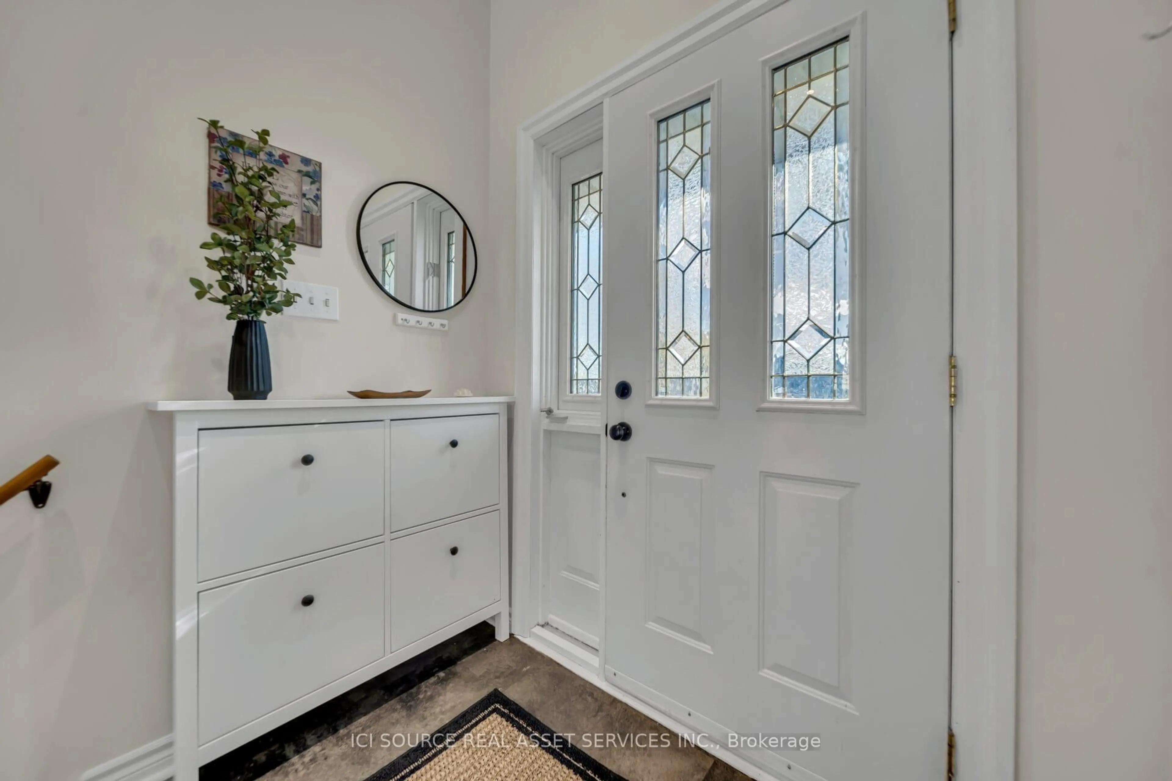 Indoor entryway for 21 Woodridge Dr, Guelph Ontario N1H 7E3