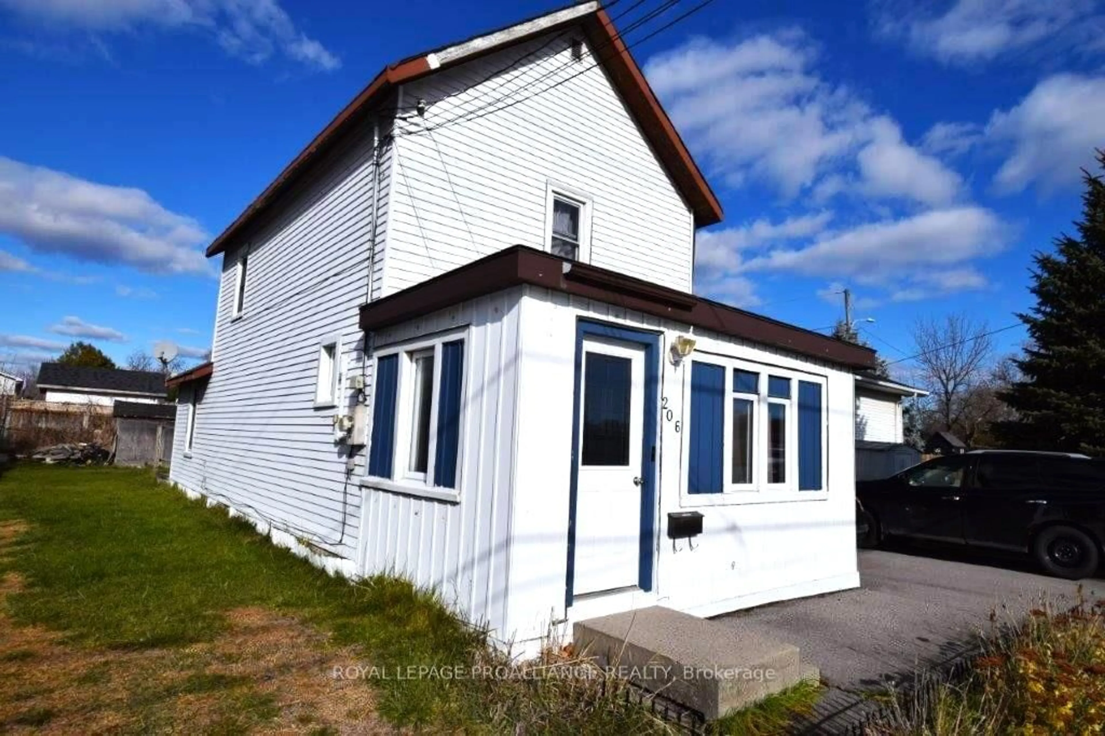 A pic from outside/outdoor area/front of a property/back of a property/a pic from drone, building for 206 College St, Belleville Ontario K8N 2V7