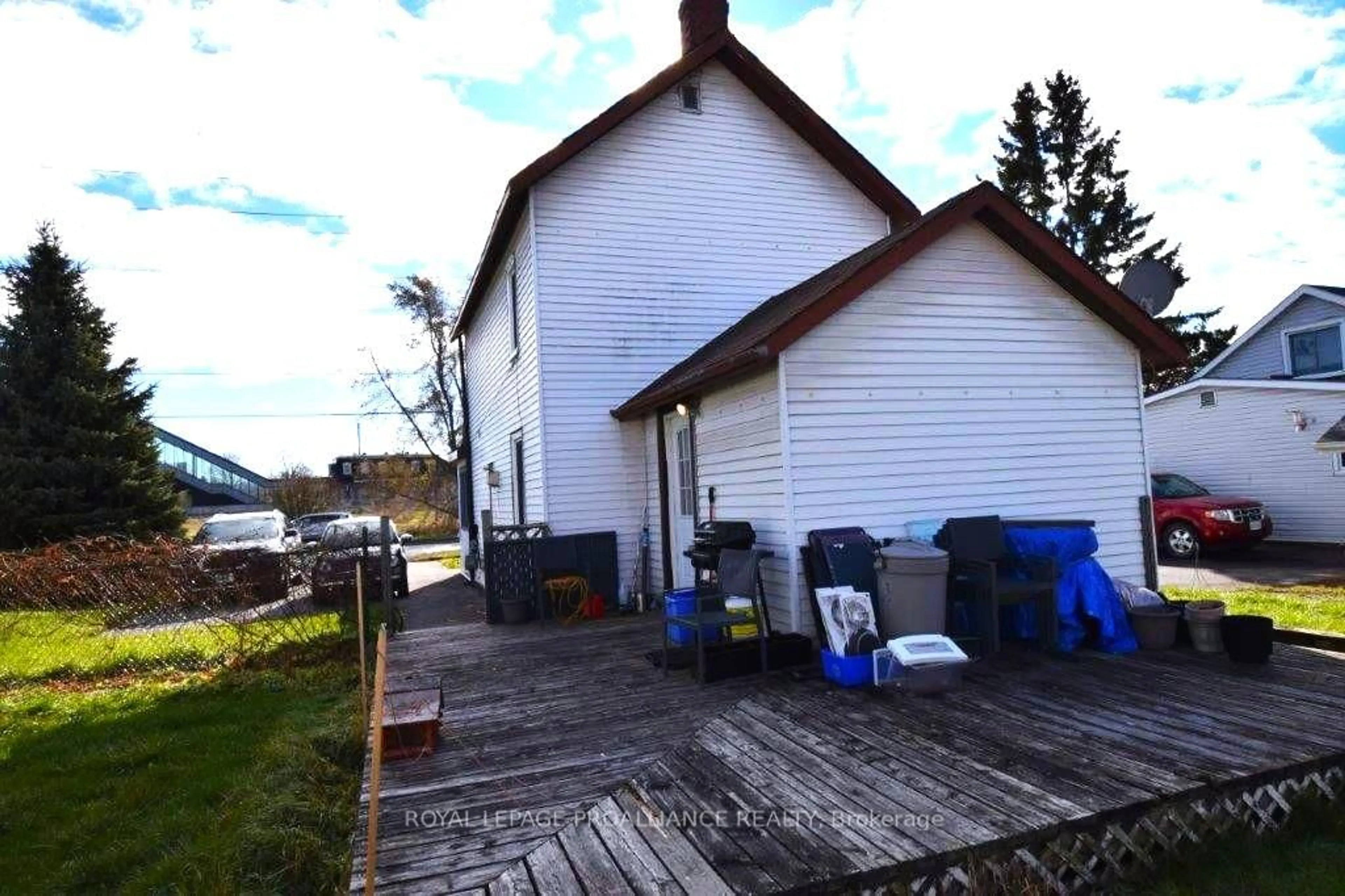 A pic from outside/outdoor area/front of a property/back of a property/a pic from drone, building for 206 College St, Belleville Ontario K8N 2V7