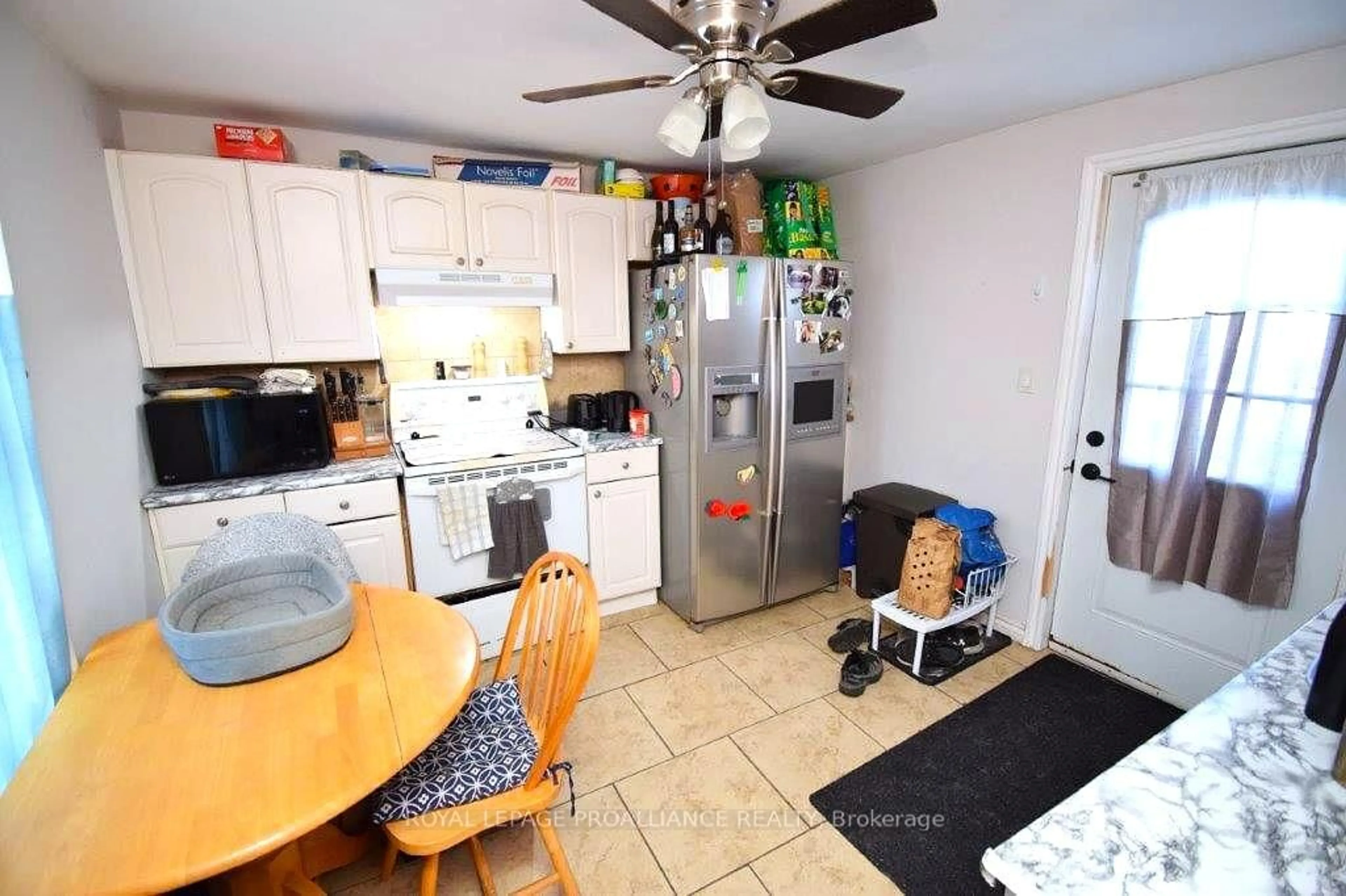 Standard kitchen, unknown for 206 College St, Belleville Ontario K8N 2V7