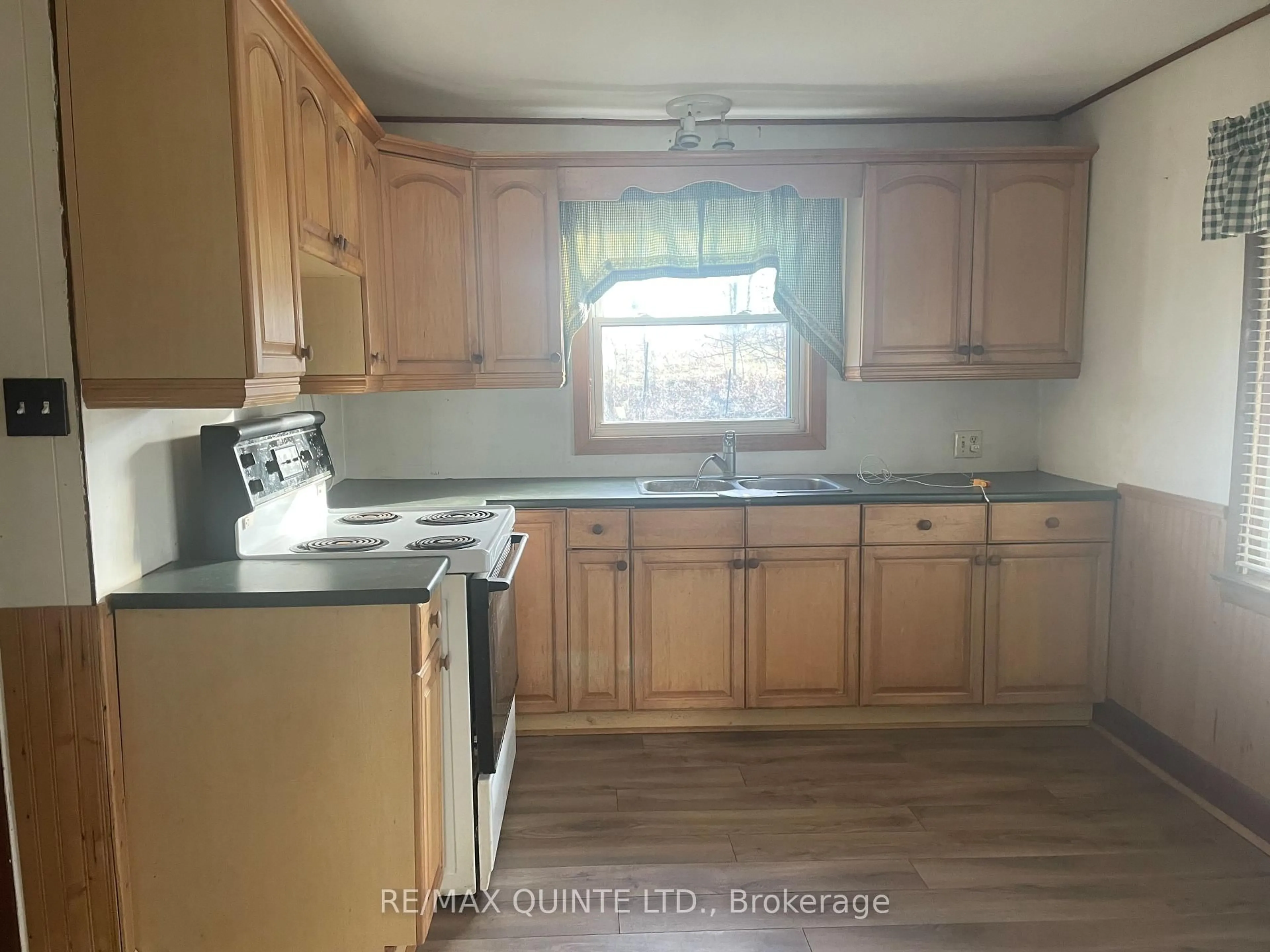 Standard kitchen, unknown for 3724 Battersea Rd, Brighton Ontario K0K 1H0