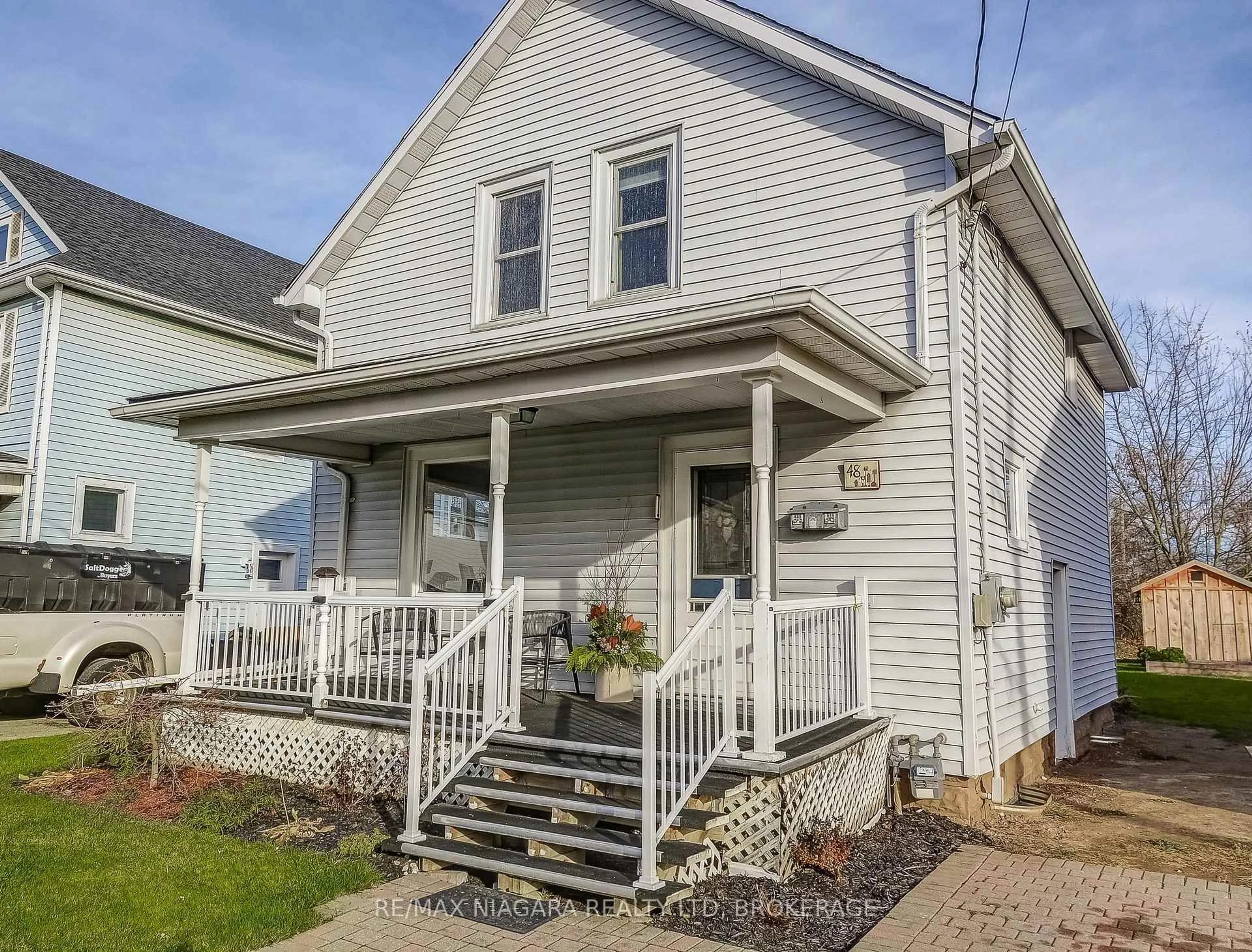 Home with vinyl exterior material, street for 48 Wilton Ave, Welland Ontario L3C 1Z9