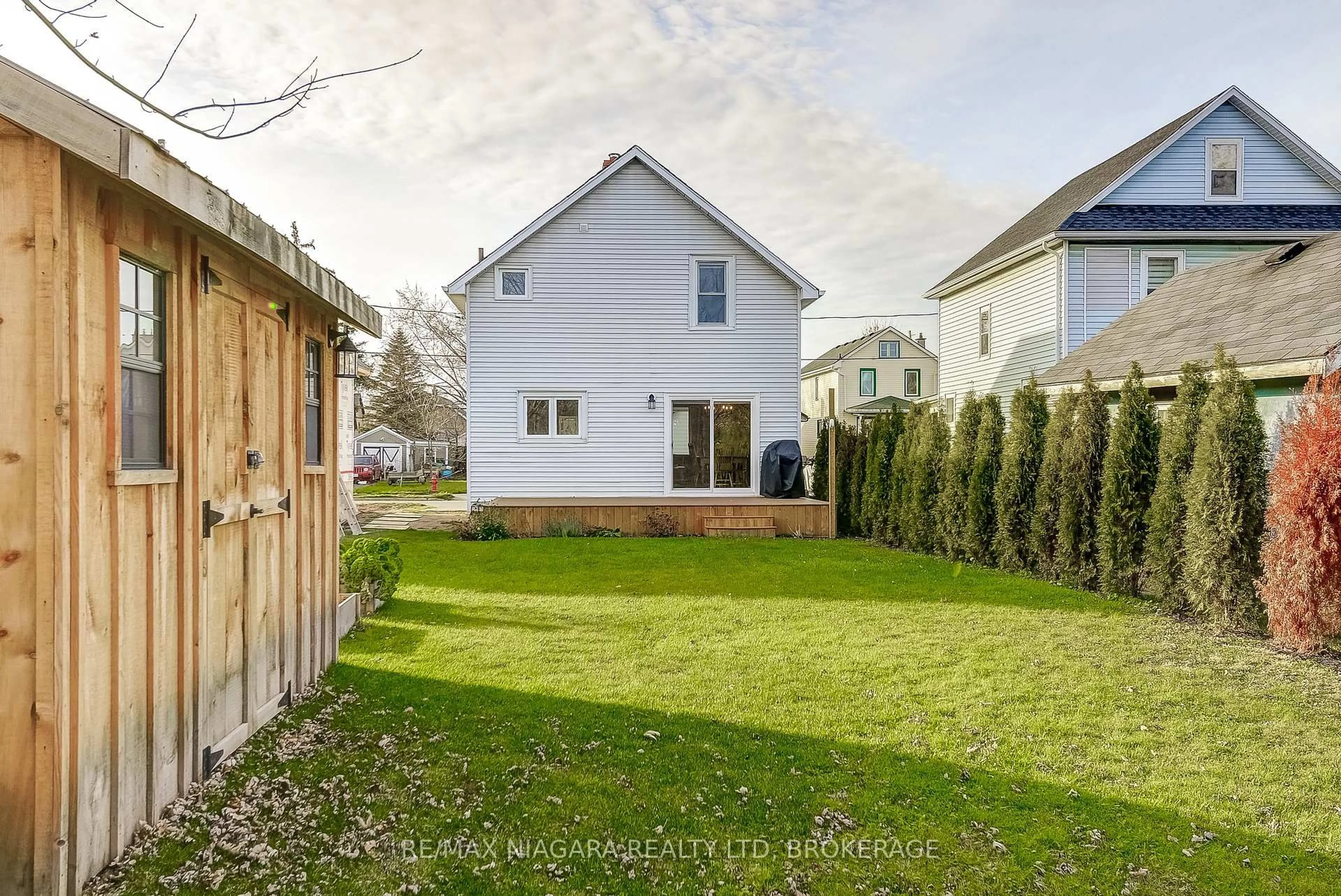 A pic from outside/outdoor area/front of a property/back of a property/a pic from drone, street for 48 Wilton Ave, Welland Ontario L3C 1Z9