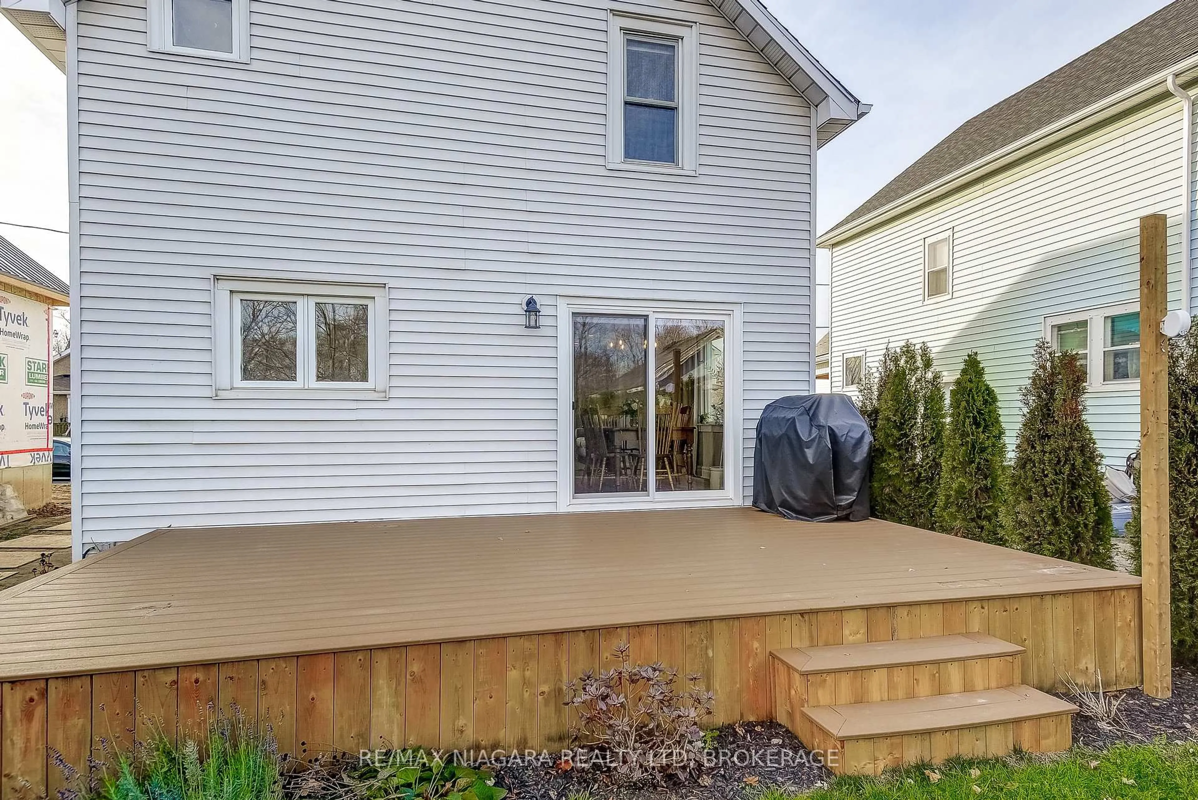 Patio, street for 48 Wilton Ave, Welland Ontario L3C 1Z9