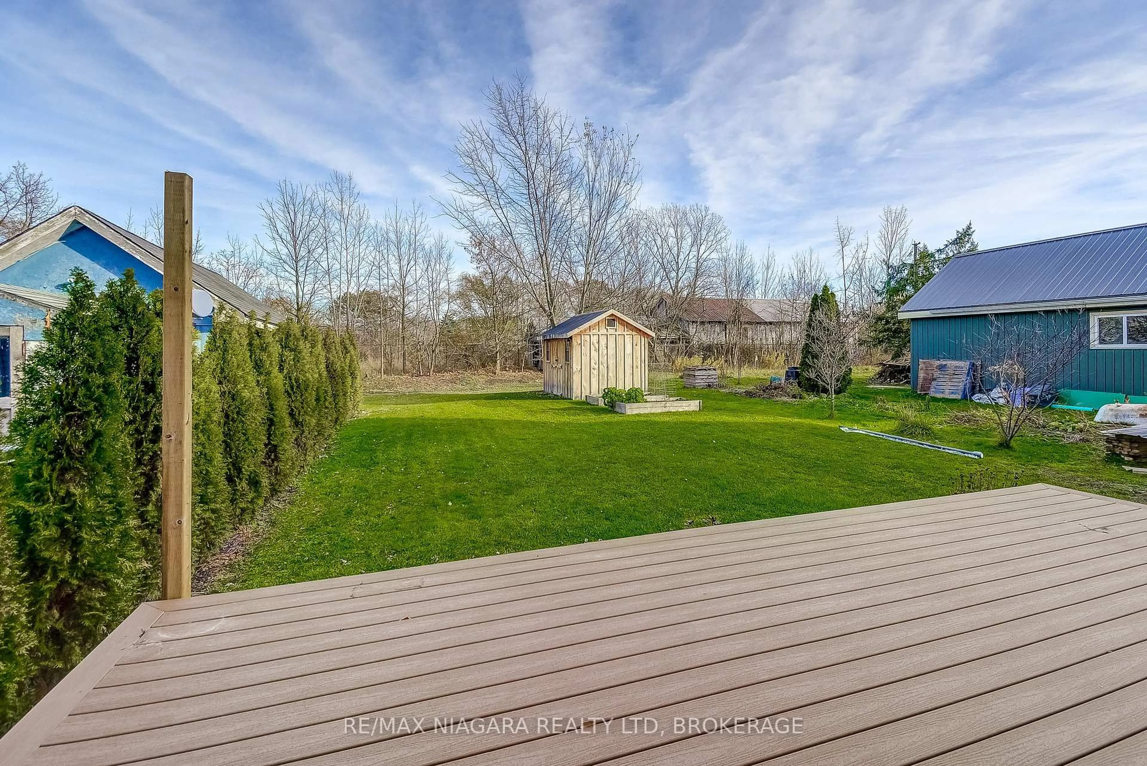 A pic from outside/outdoor area/front of a property/back of a property/a pic from drone, water/lake/river/ocean view for 48 Wilton Ave, Welland Ontario L3C 1Z9