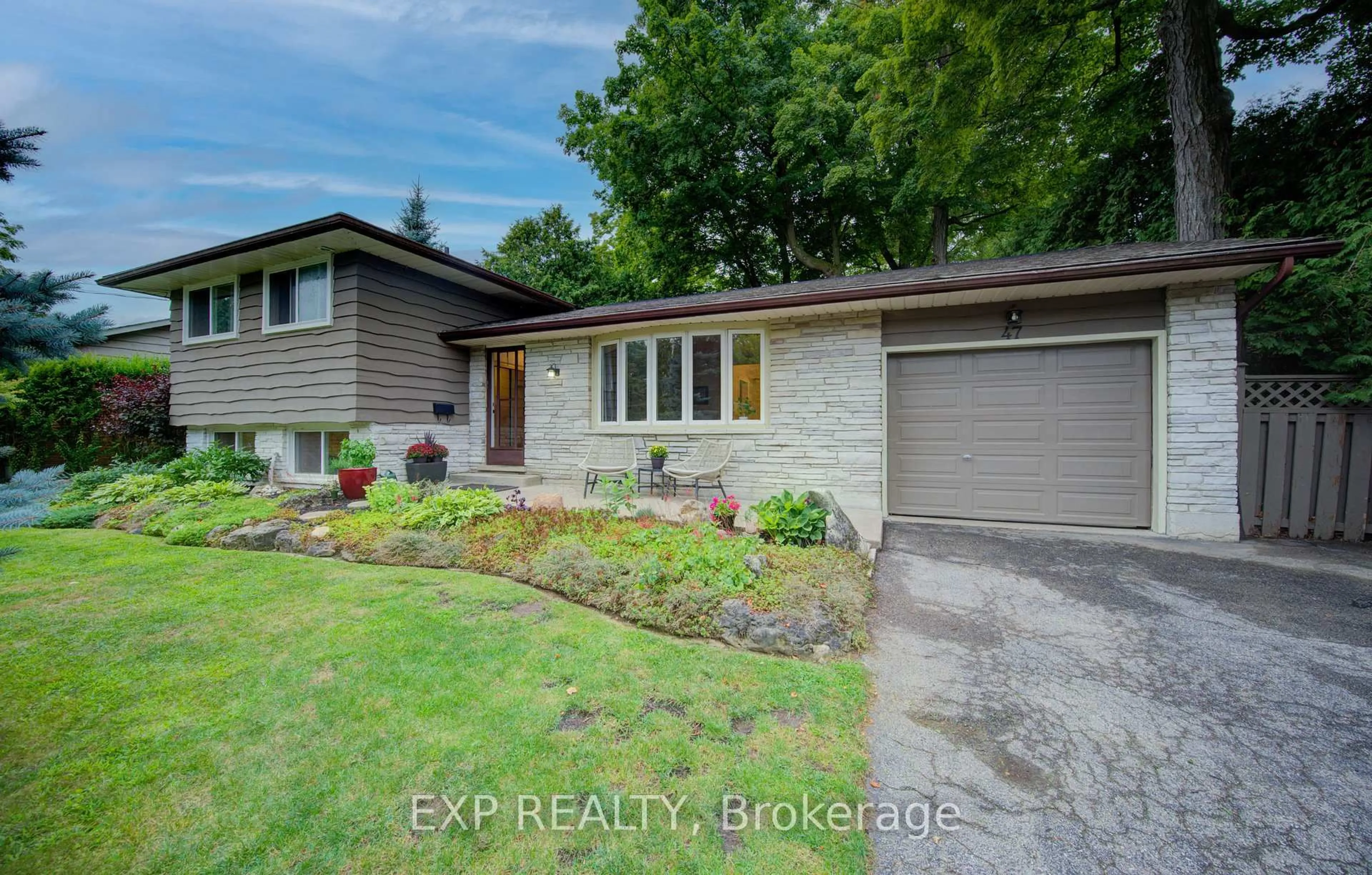 Home with brick exterior material, street for 47 Hillcrest Lane, Kitchener Ontario N2K 1S9