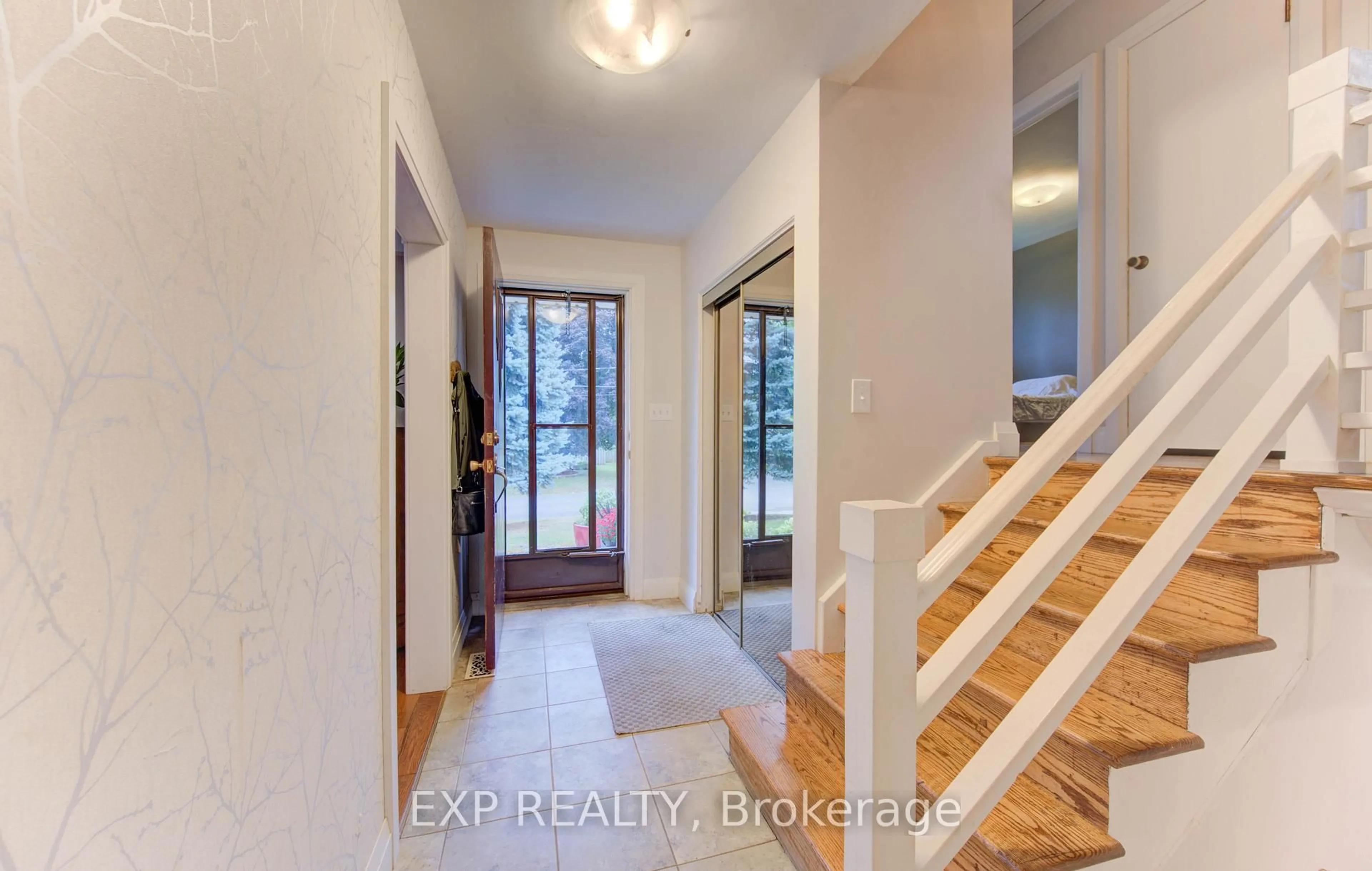 Indoor entryway for 47 Hillcrest Lane, Kitchener Ontario N2K 1S9