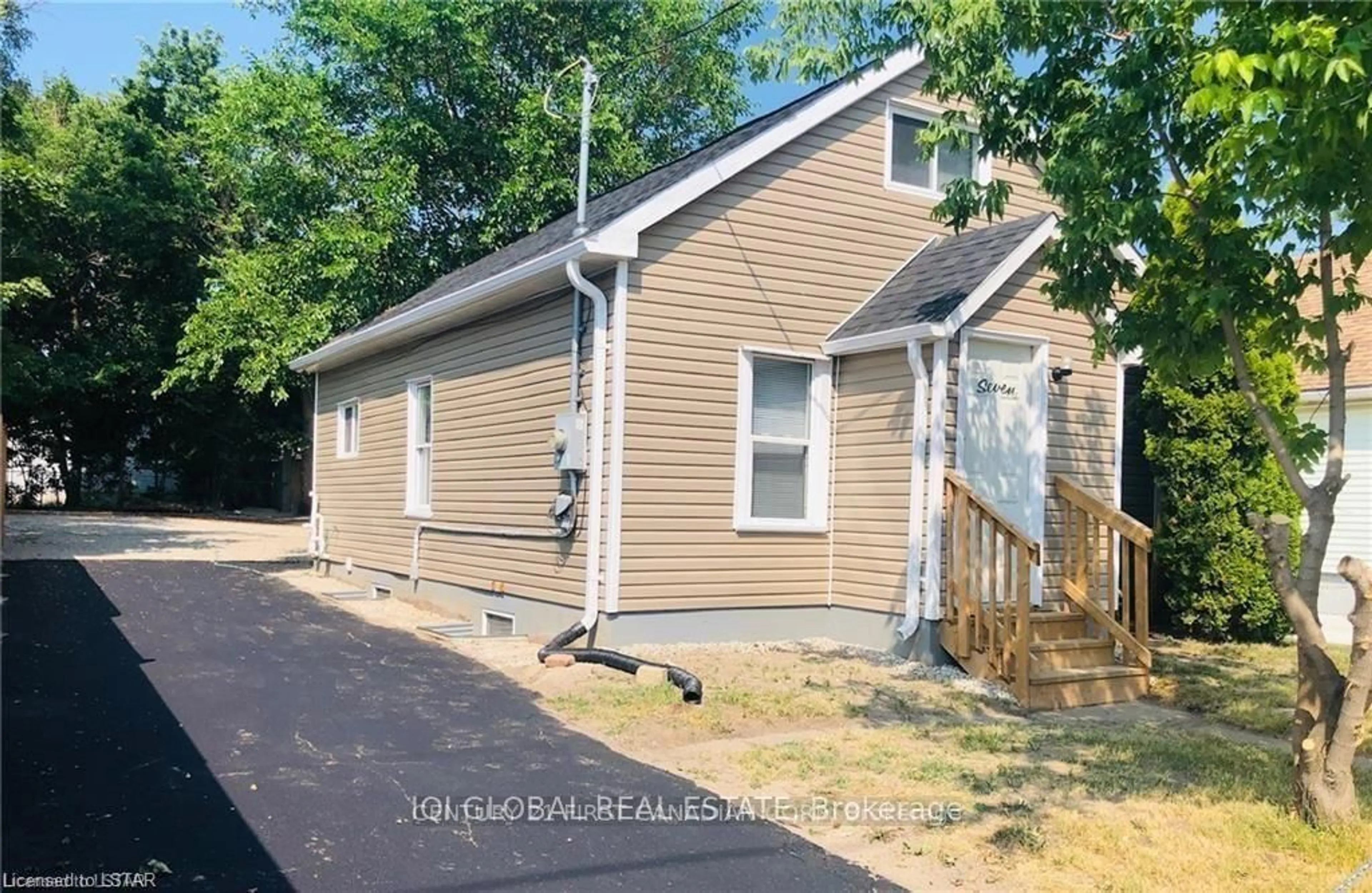 Home with vinyl exterior material, street for 7 Lyman St, London East Ontario N5Y 1M5