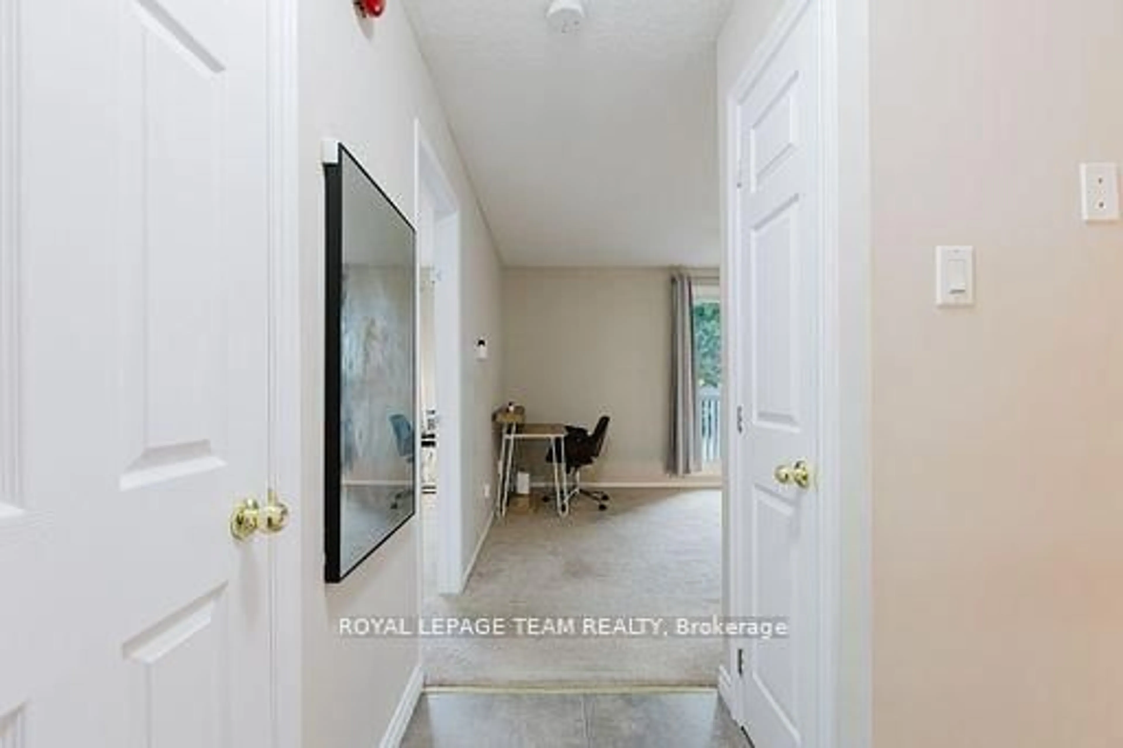 Indoor entryway for 212 Viewmount Dr #210, Ottawa Ontario K2E 7X2