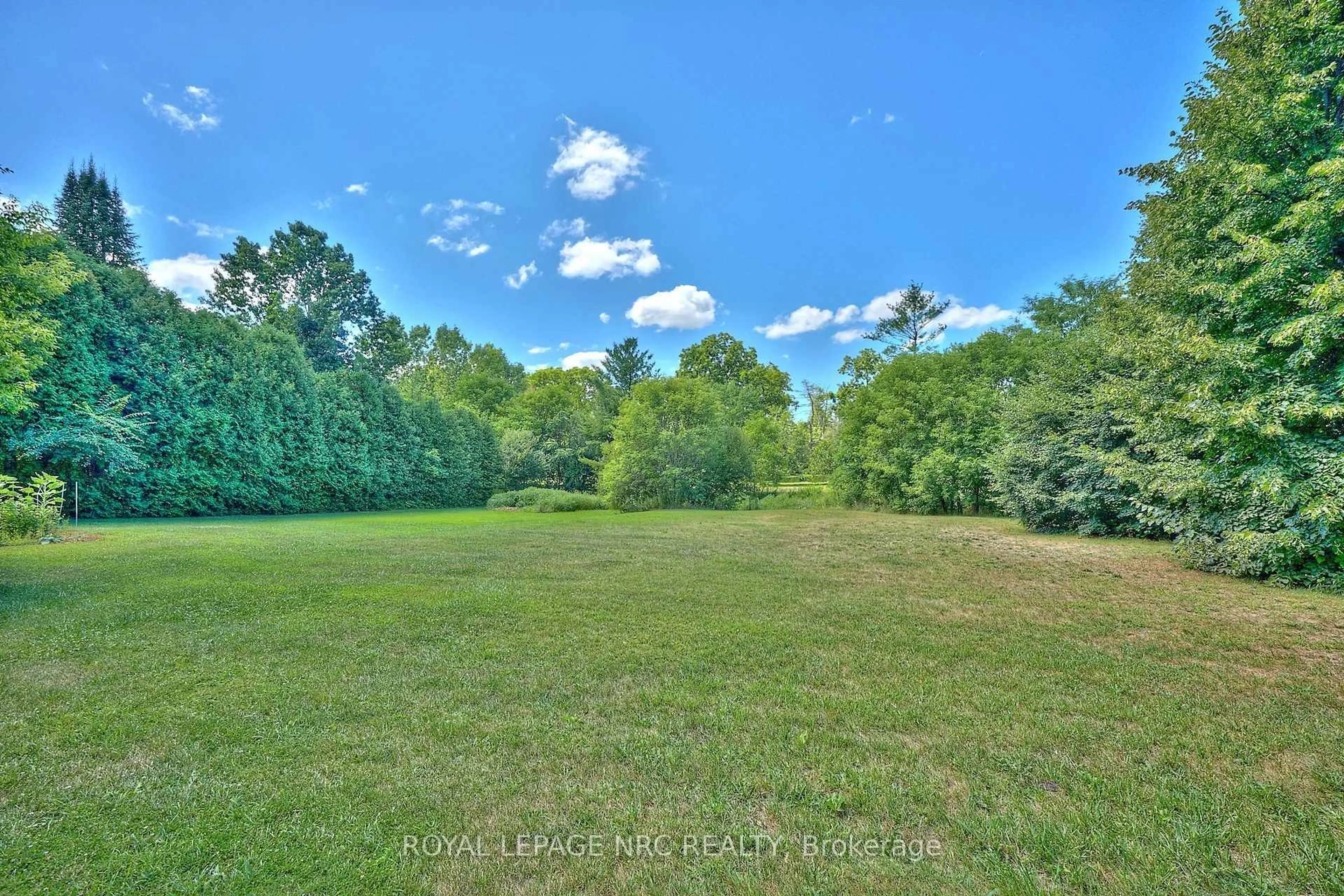 A pic from outside/outdoor area/front of a property/back of a property/a pic from drone, forest/trees view for 1032 Church St, Pelham Ontario L0S 1C0