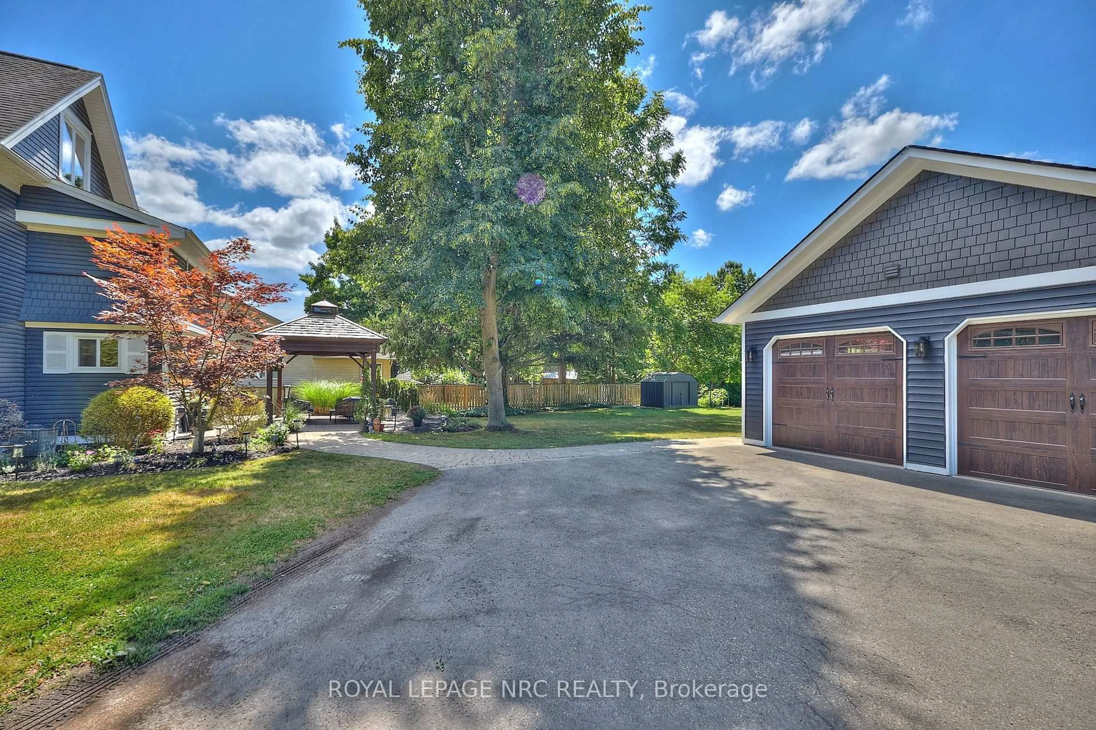 A pic from outside/outdoor area/front of a property/back of a property/a pic from drone, street for 1032 Church St, Pelham Ontario L0S 1C0