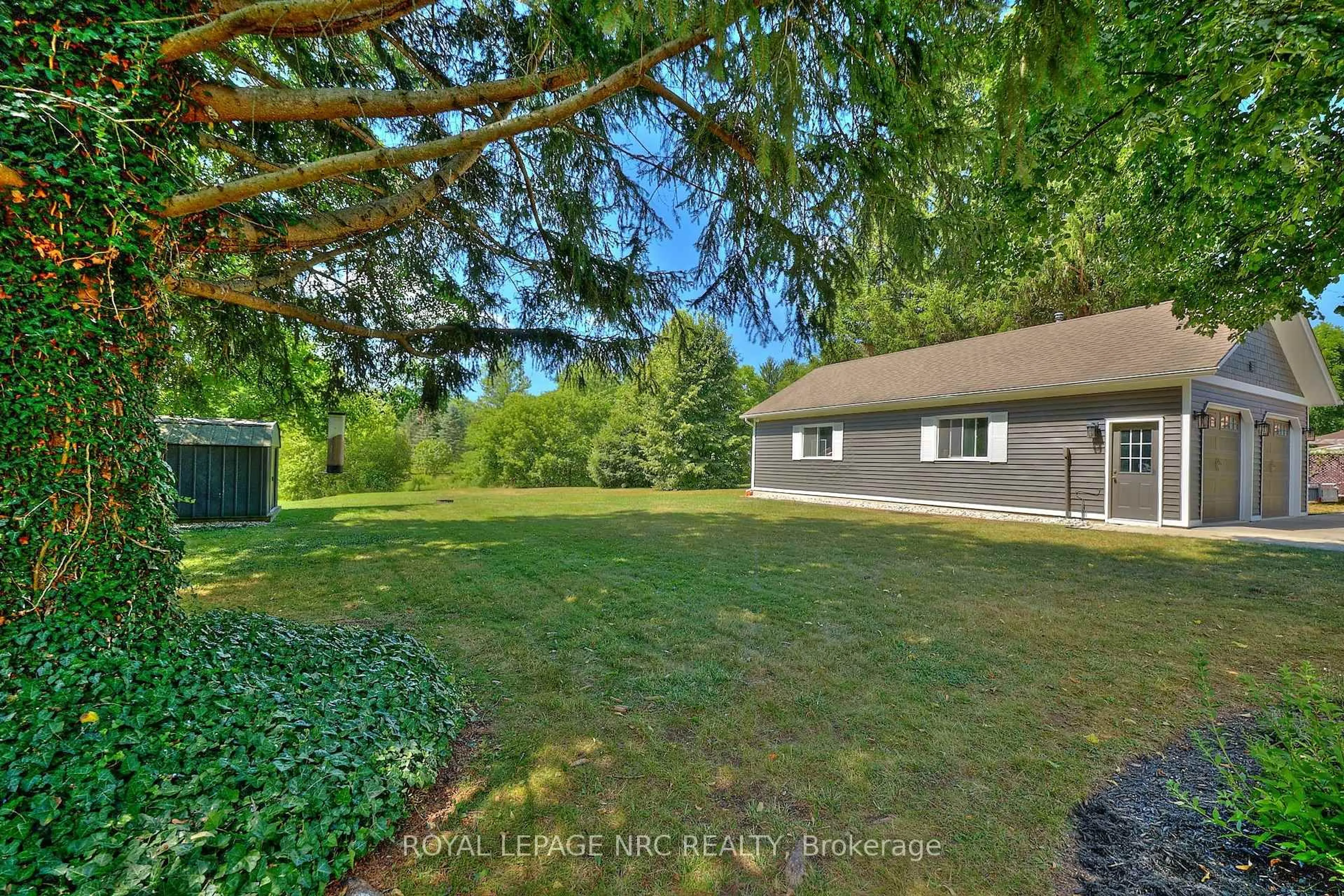 A pic from outside/outdoor area/front of a property/back of a property/a pic from drone, forest/trees view for 1032 Church St, Pelham Ontario L0S 1C0