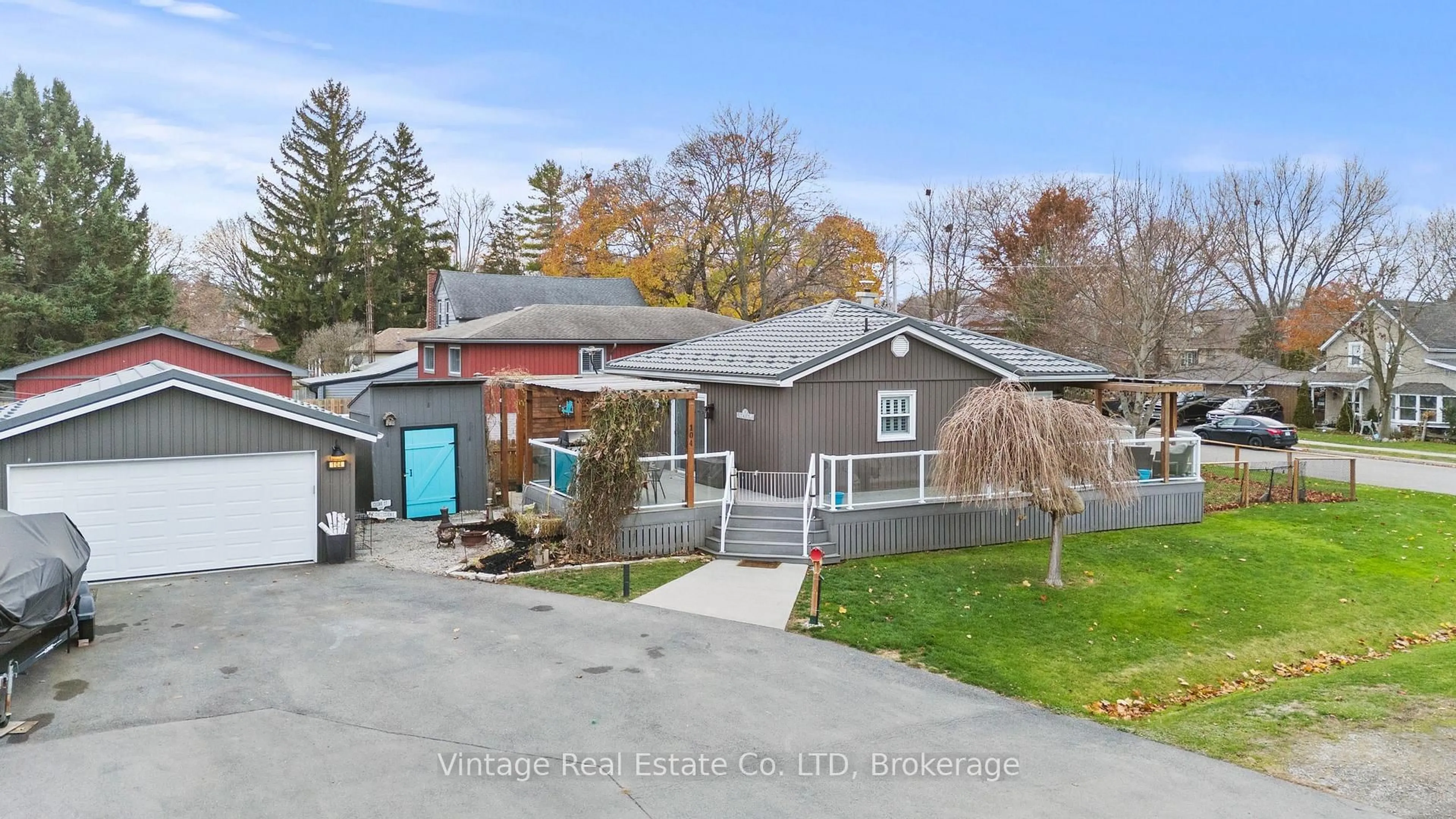 A pic from outside/outdoor area/front of a property/back of a property/a pic from drone, street for 104 Concession St, Haldimand Ontario N1A 1A1