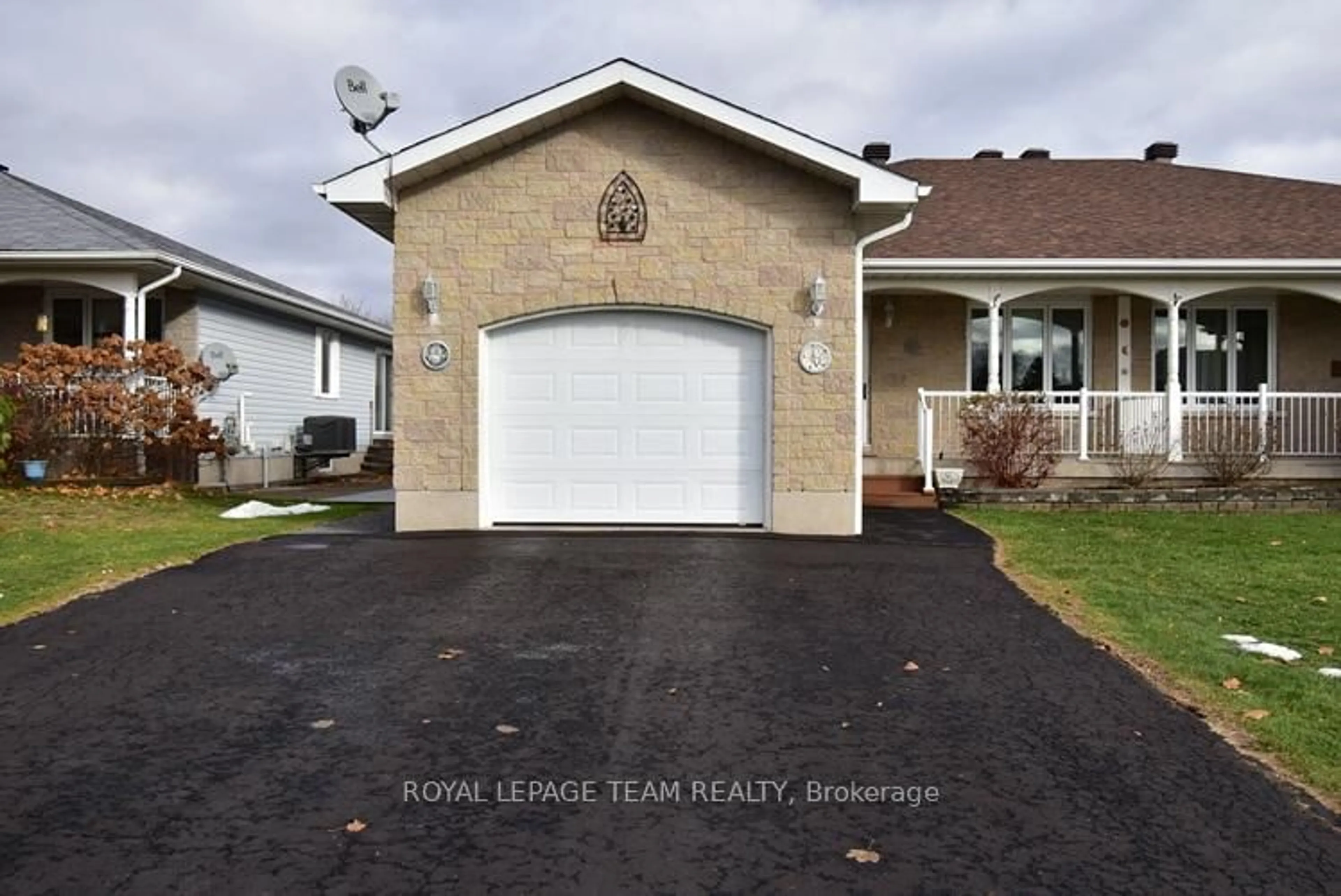 Home with vinyl exterior material, street for 5516 Meadowbrook Dr, South Dundas Ontario K0E 1K0