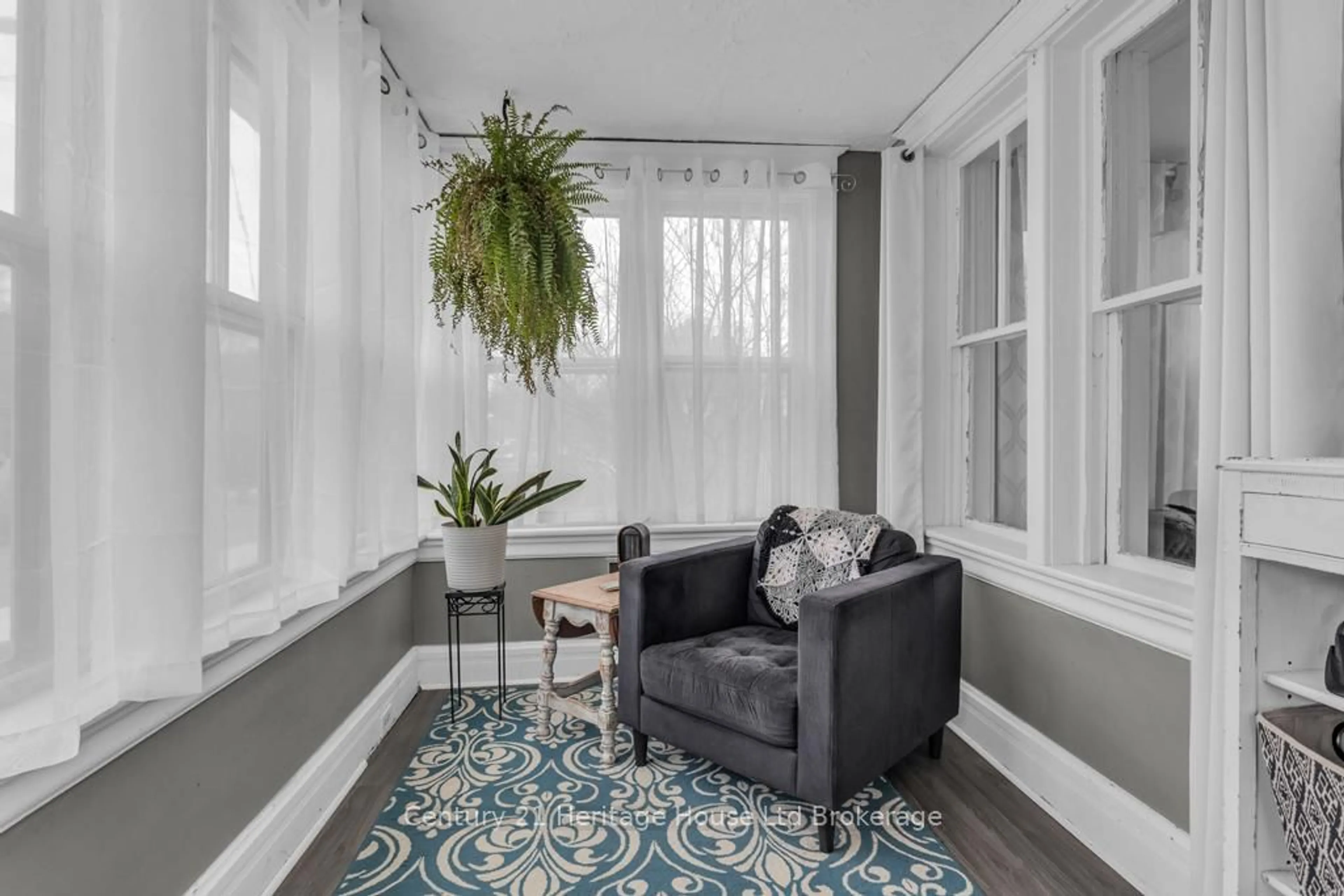 Living room with furniture, unknown for 168 Wellington St, Woodstock Ontario N4S 6R6