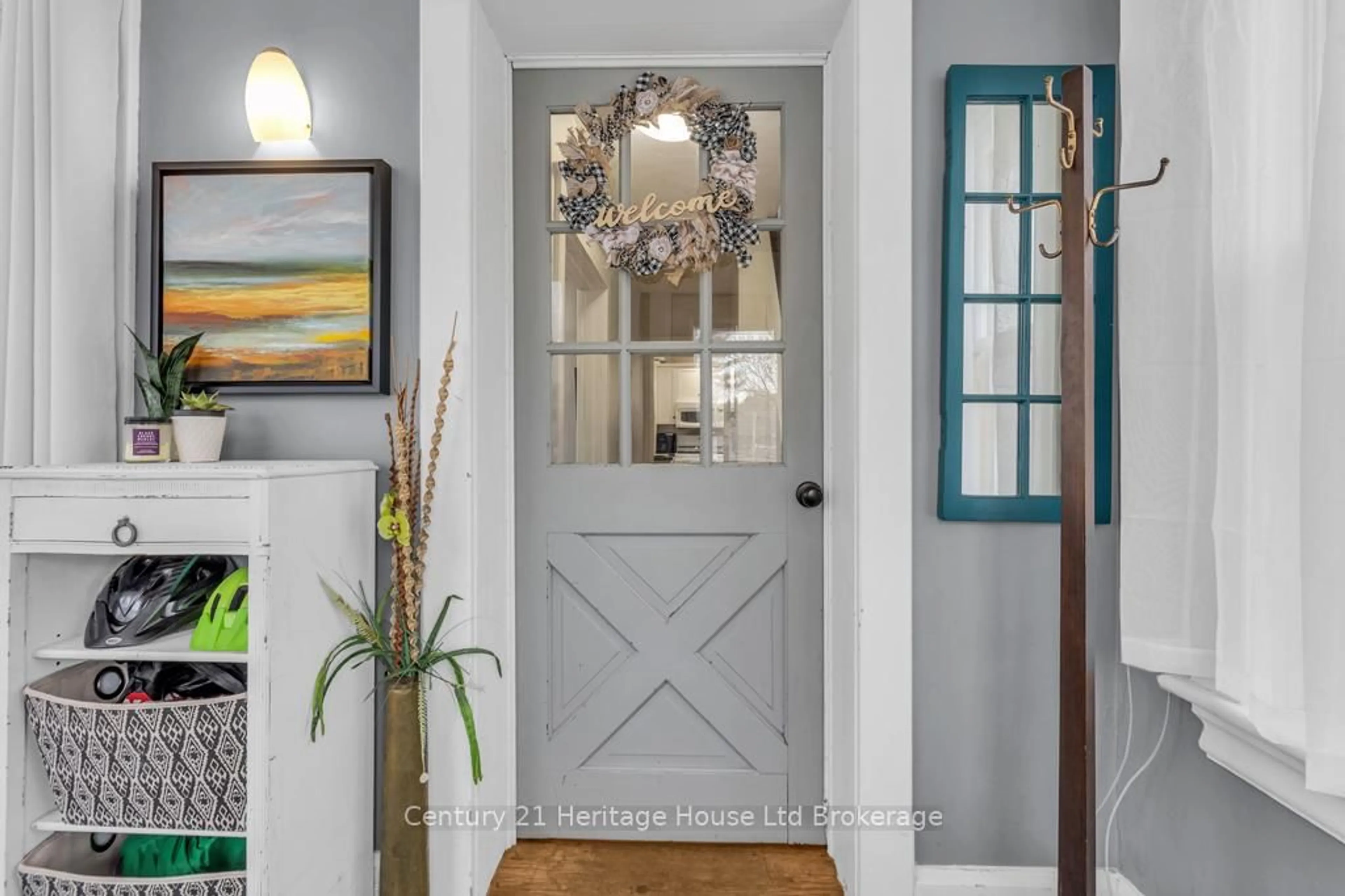 Indoor entryway for 168 Wellington St, Woodstock Ontario N4S 6R6