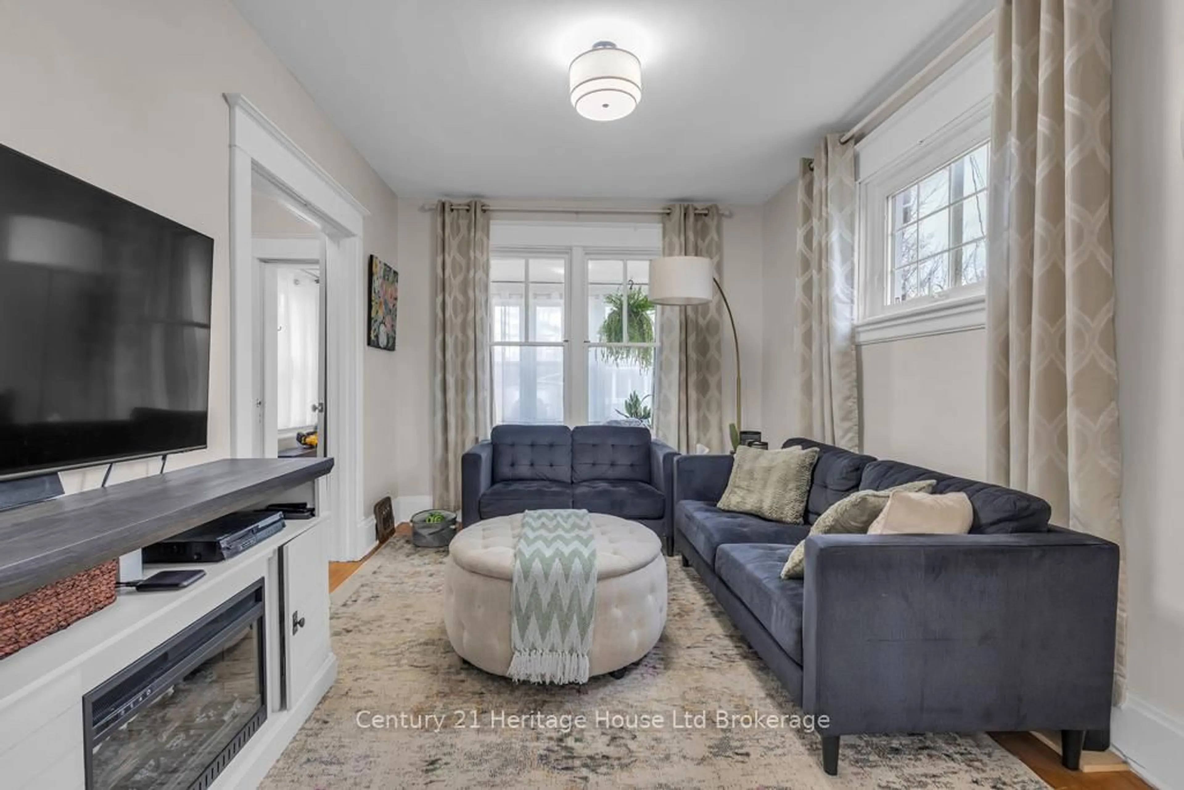 Living room with furniture, unknown for 168 Wellington St, Woodstock Ontario N4S 6R6