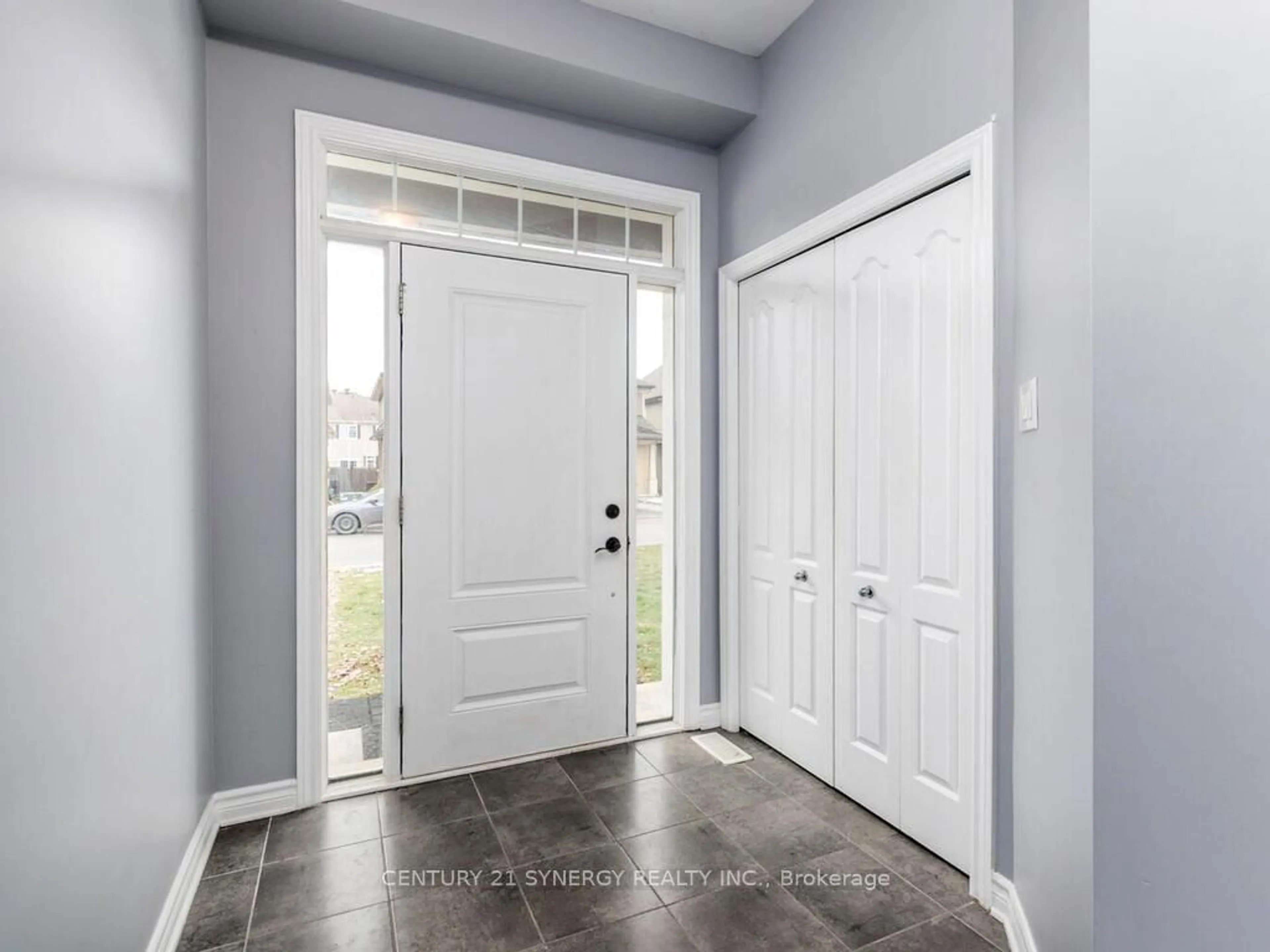 Indoor entryway for 634 Moorpark Ave, Ottawa Ontario K2M 0H8