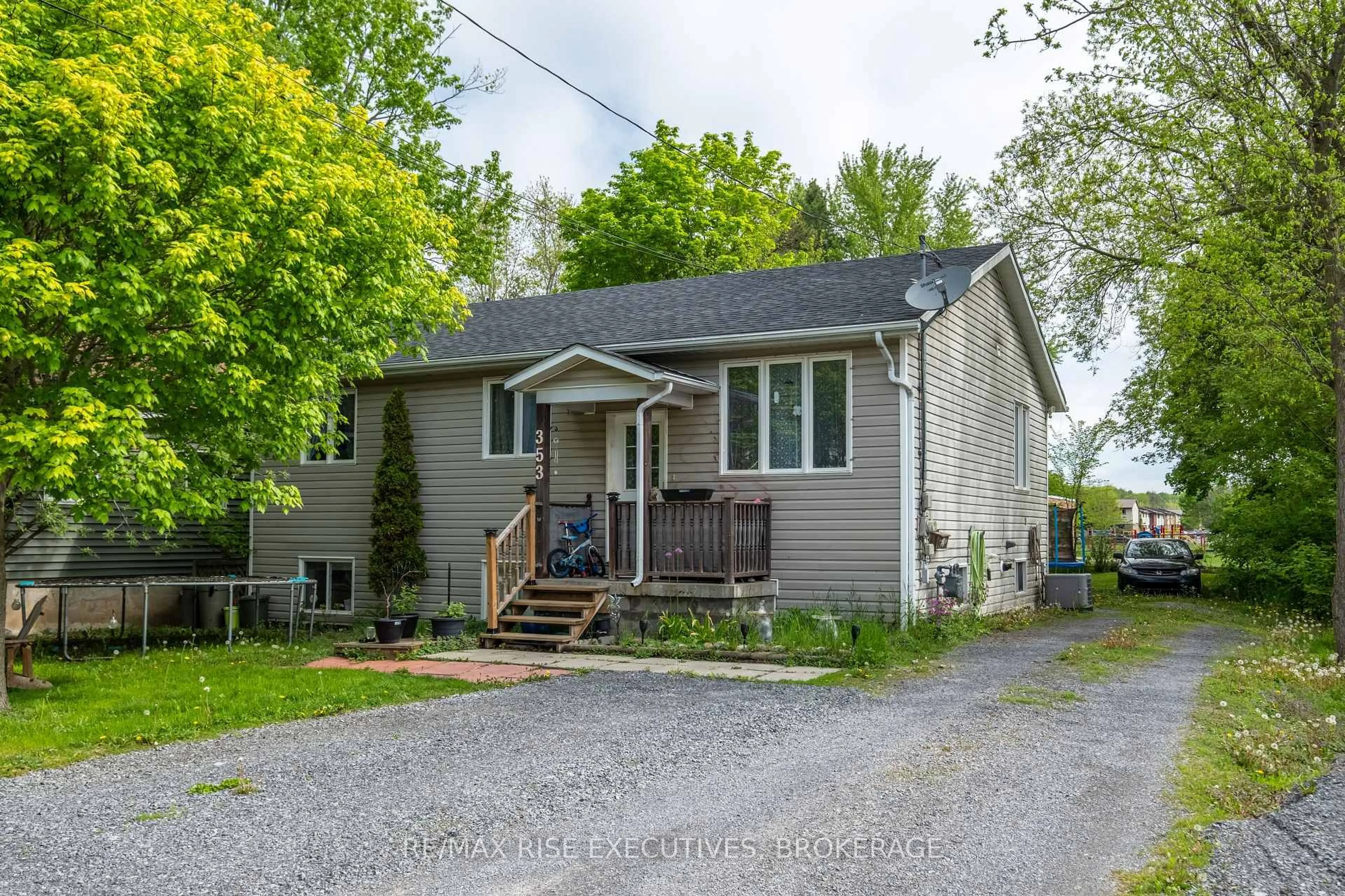 Unknown for 353 Charles St, Gananoque Ontario K7G 1V6