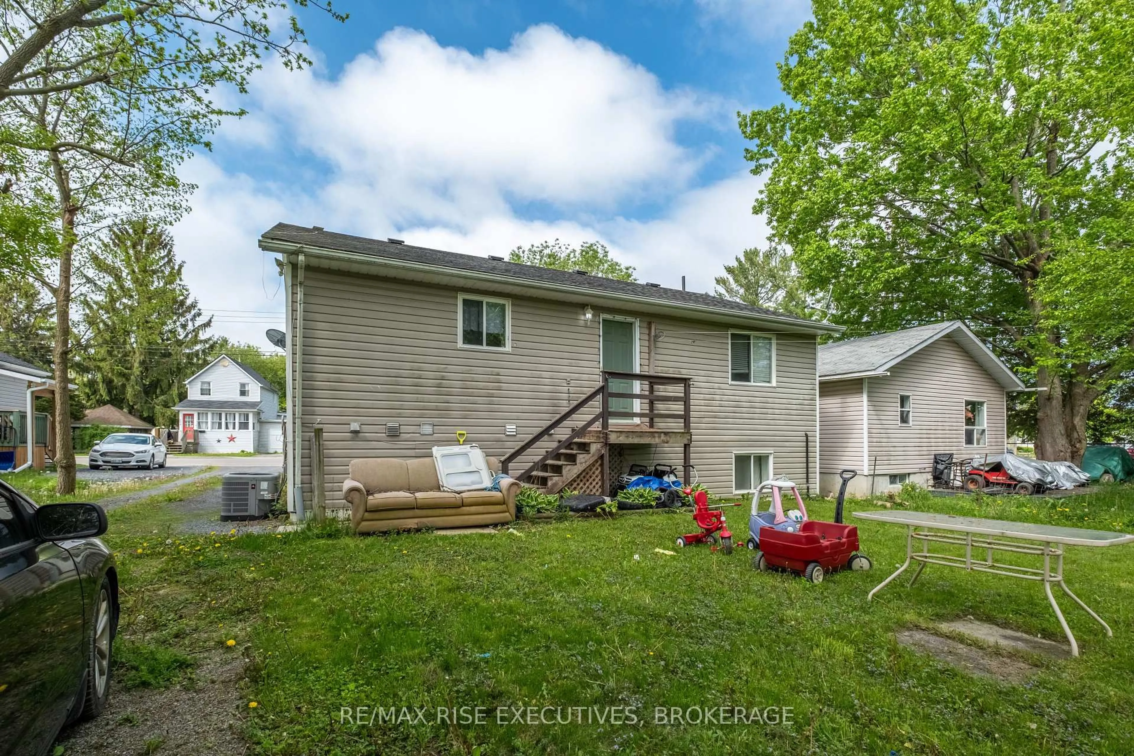 Unknown for 353 Charles St, Gananoque Ontario K7G 1V6