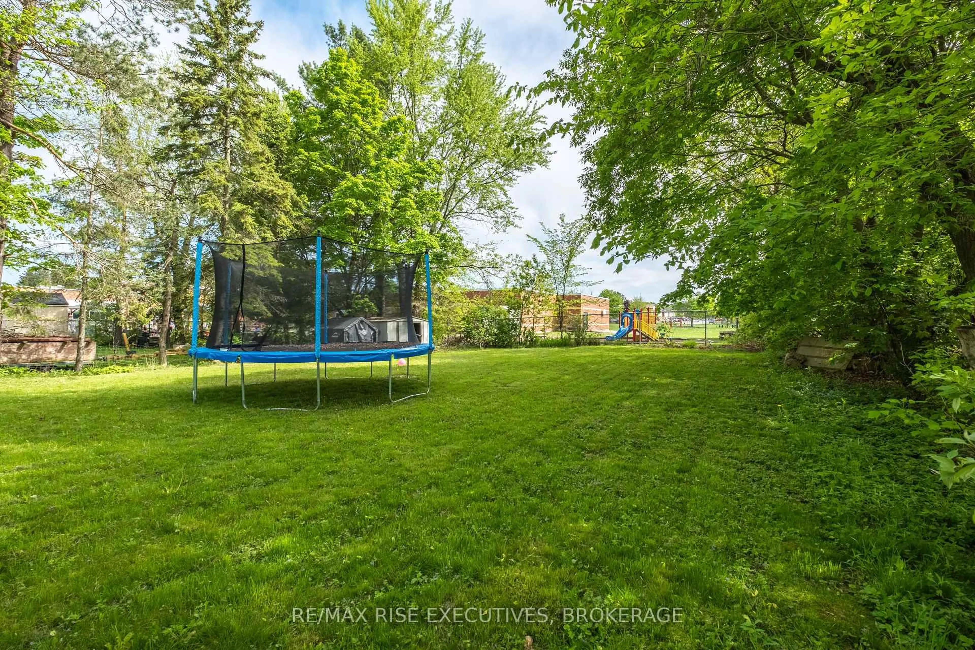 Patio, unknown for 353 Charles St, Gananoque Ontario K7G 1V6