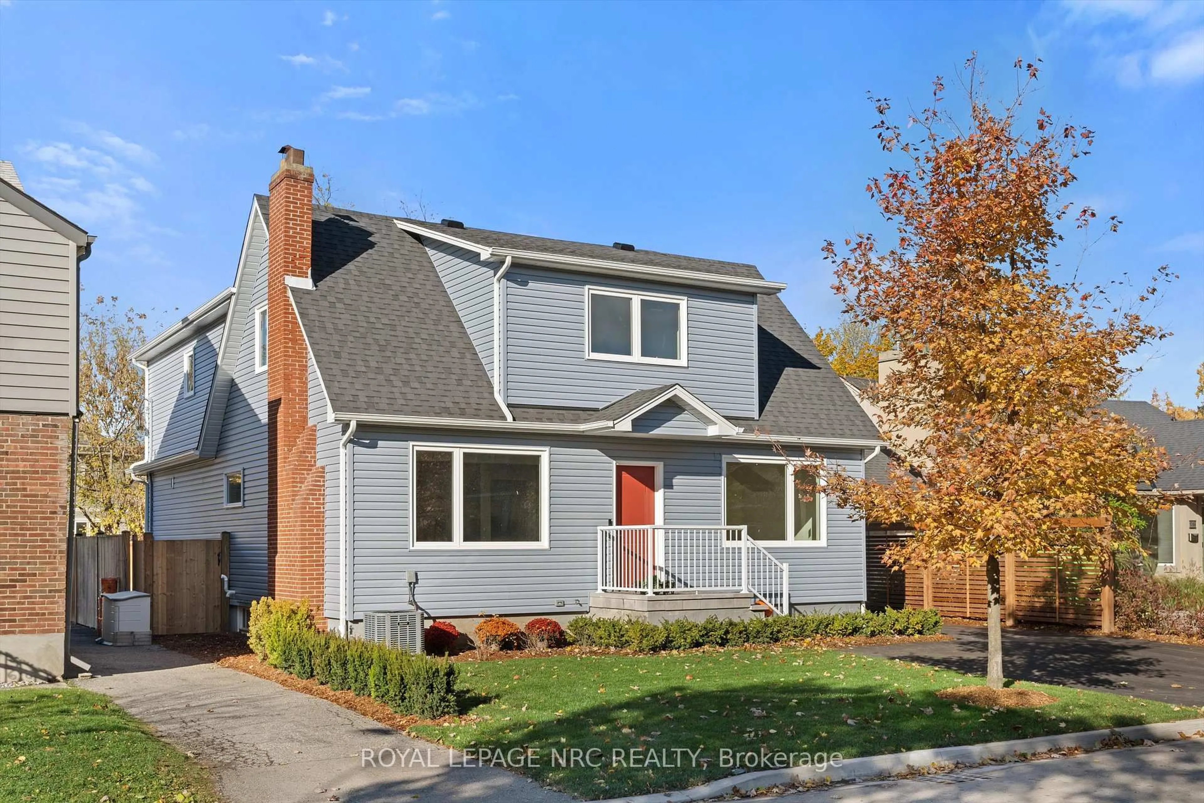 Home with brick exterior material, street for 118 Glenwood Dr, St. Catharines Ontario L2R 4C7