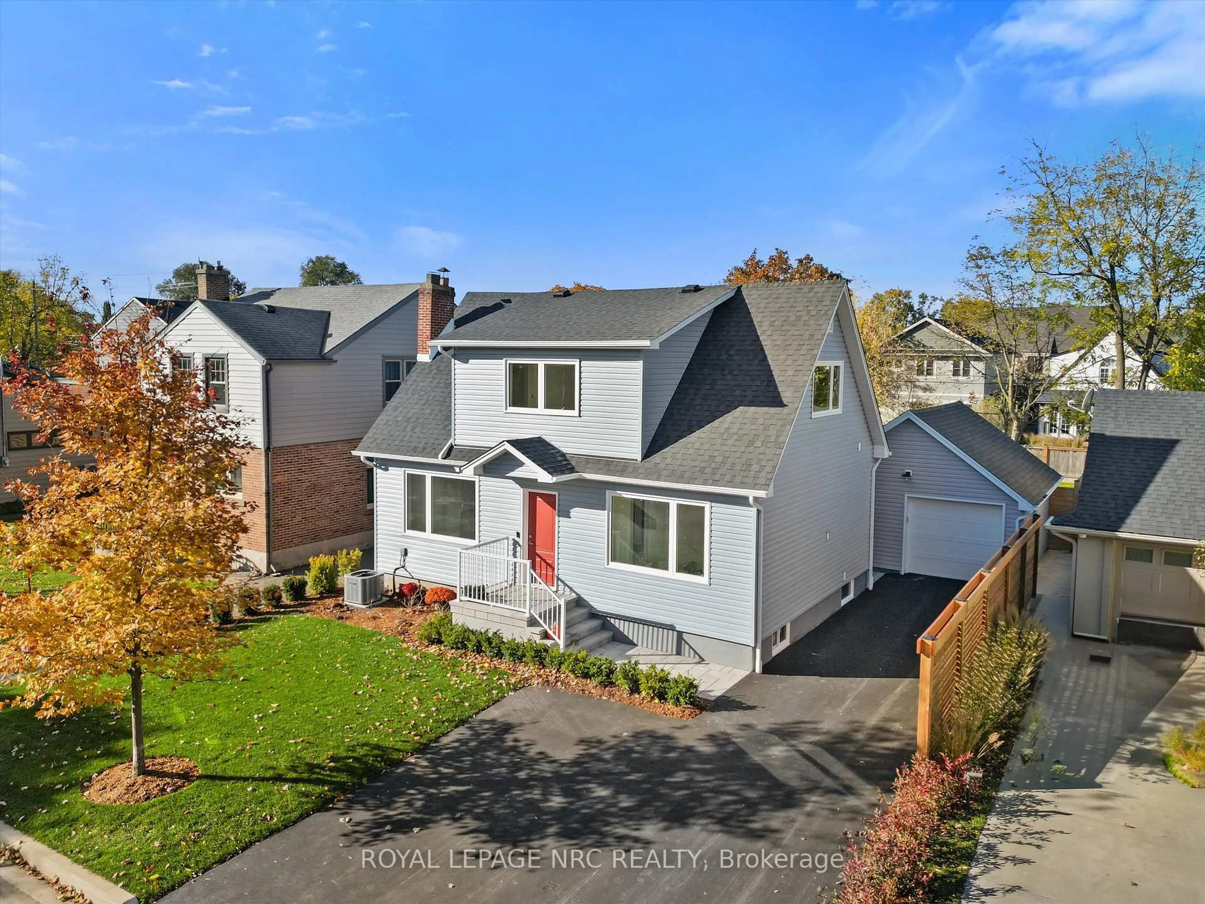 A pic from outside/outdoor area/front of a property/back of a property/a pic from drone, street for 118 Glenwood Ave, St. Catharines Ontario L2R 4C7