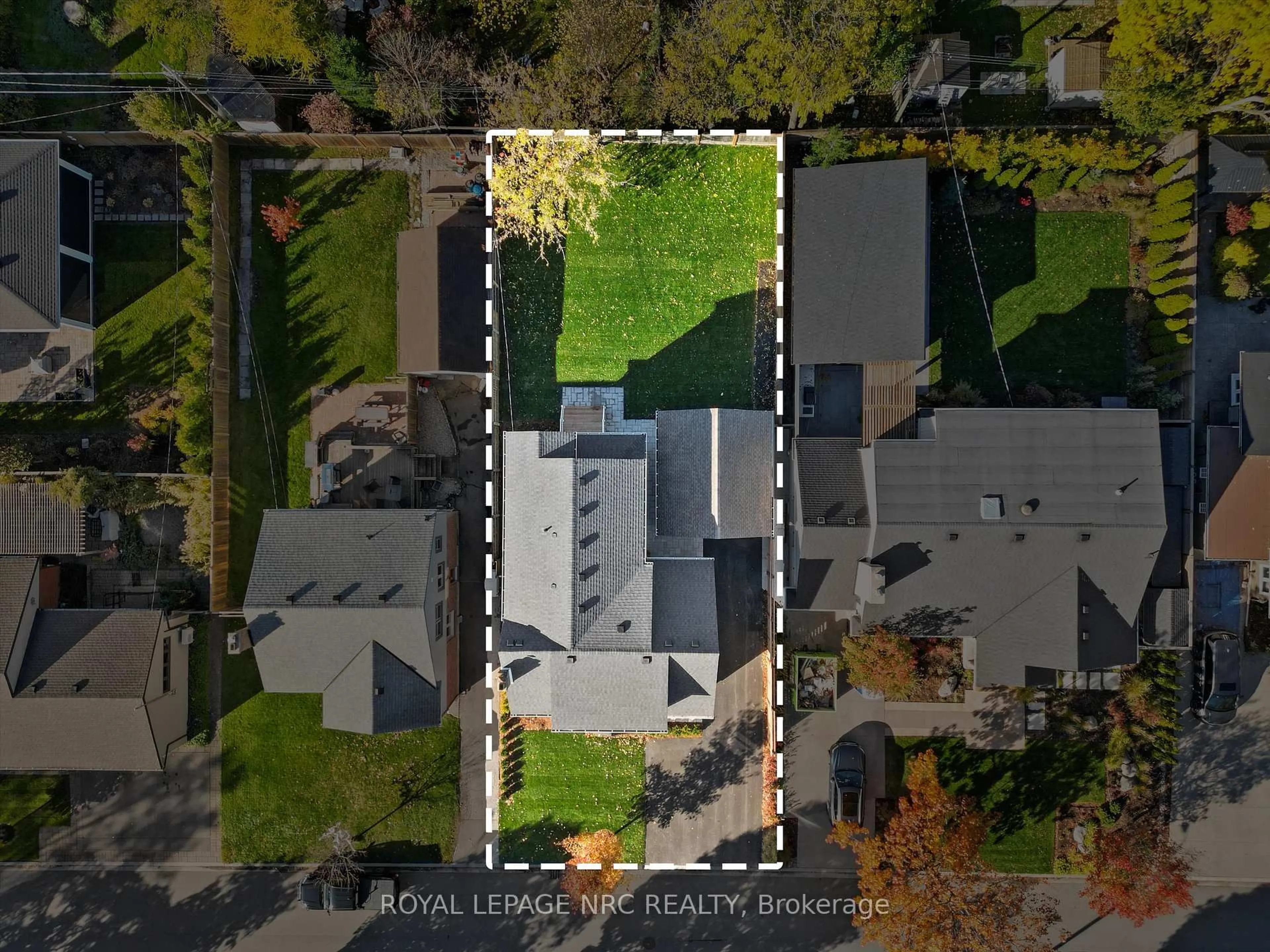 A pic from outside/outdoor area/front of a property/back of a property/a pic from drone, street for 118 Glenwood Ave, St. Catharines Ontario L2R 4C7