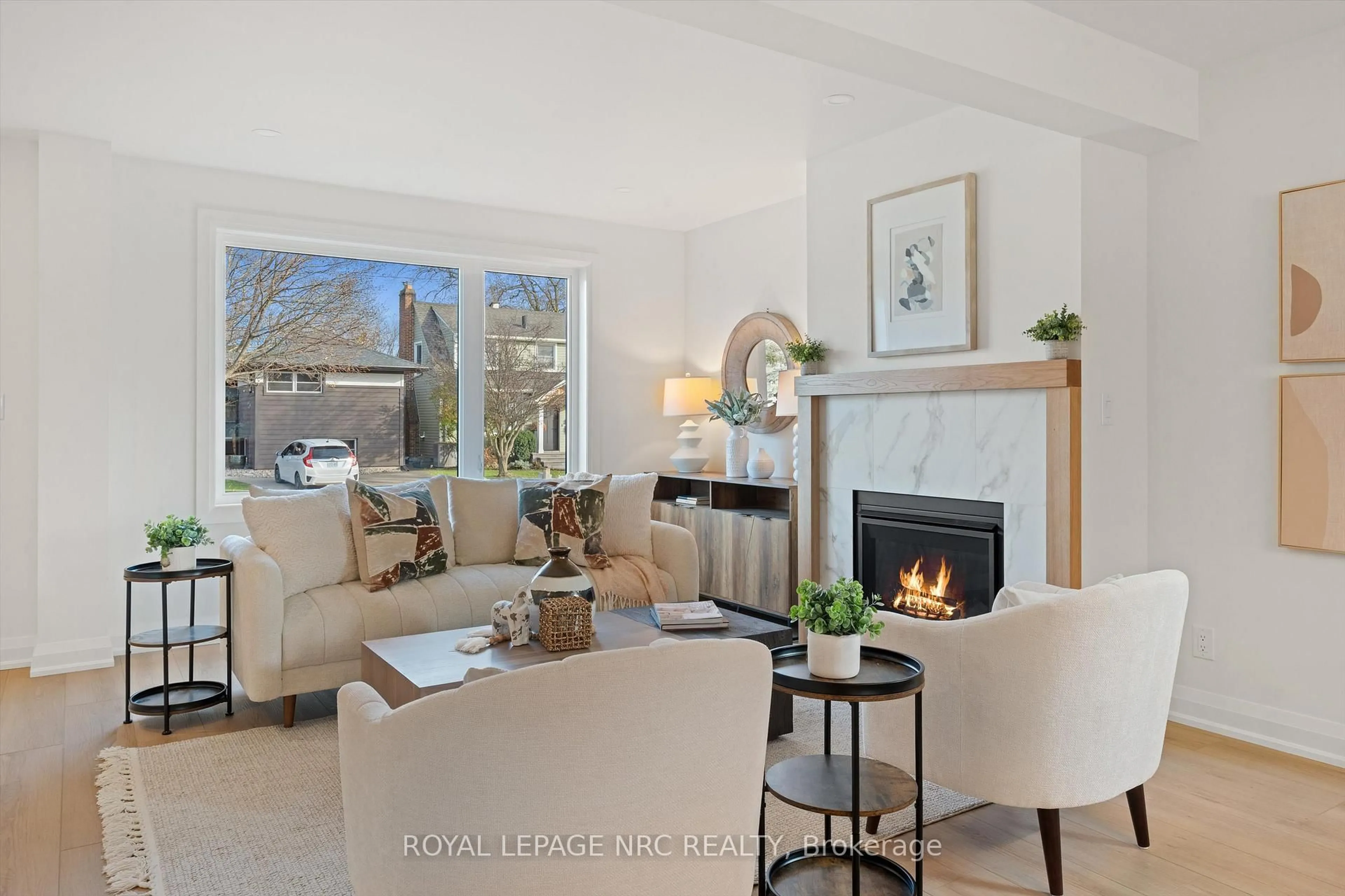 Living room with furniture, unknown for 118 Glenwood Ave, St. Catharines Ontario L2R 4C7