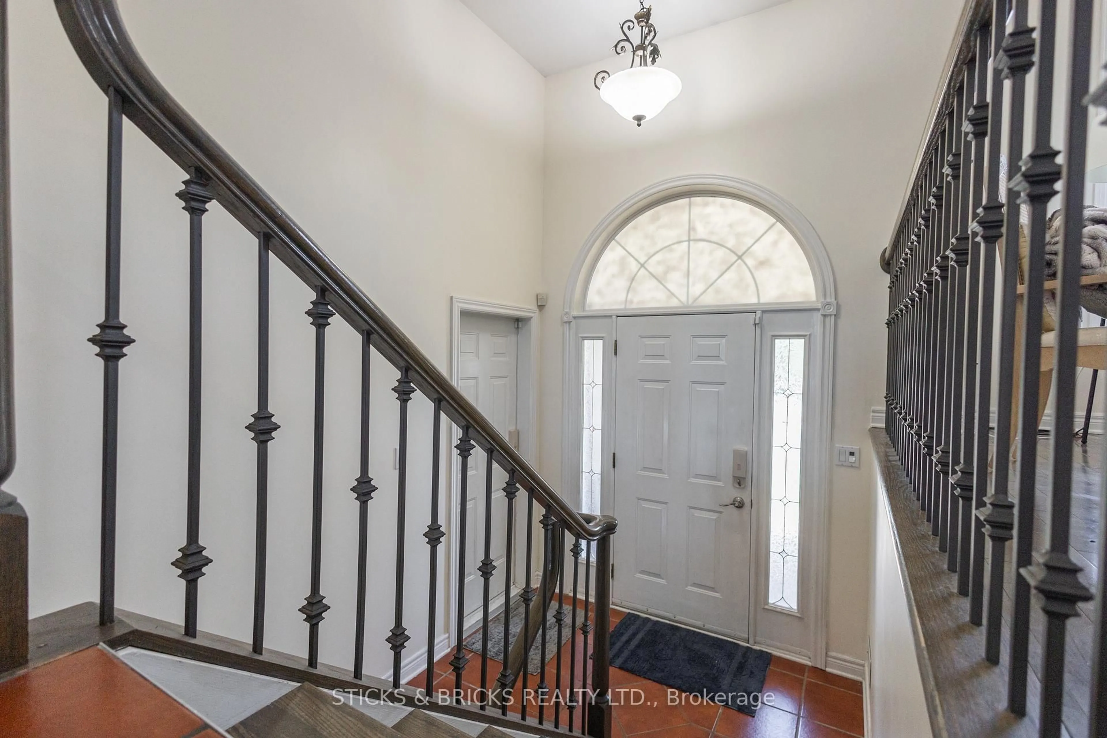 Indoor entryway for 8207 Beaver Glen Dr, Niagara Falls Ontario L2H 3K5