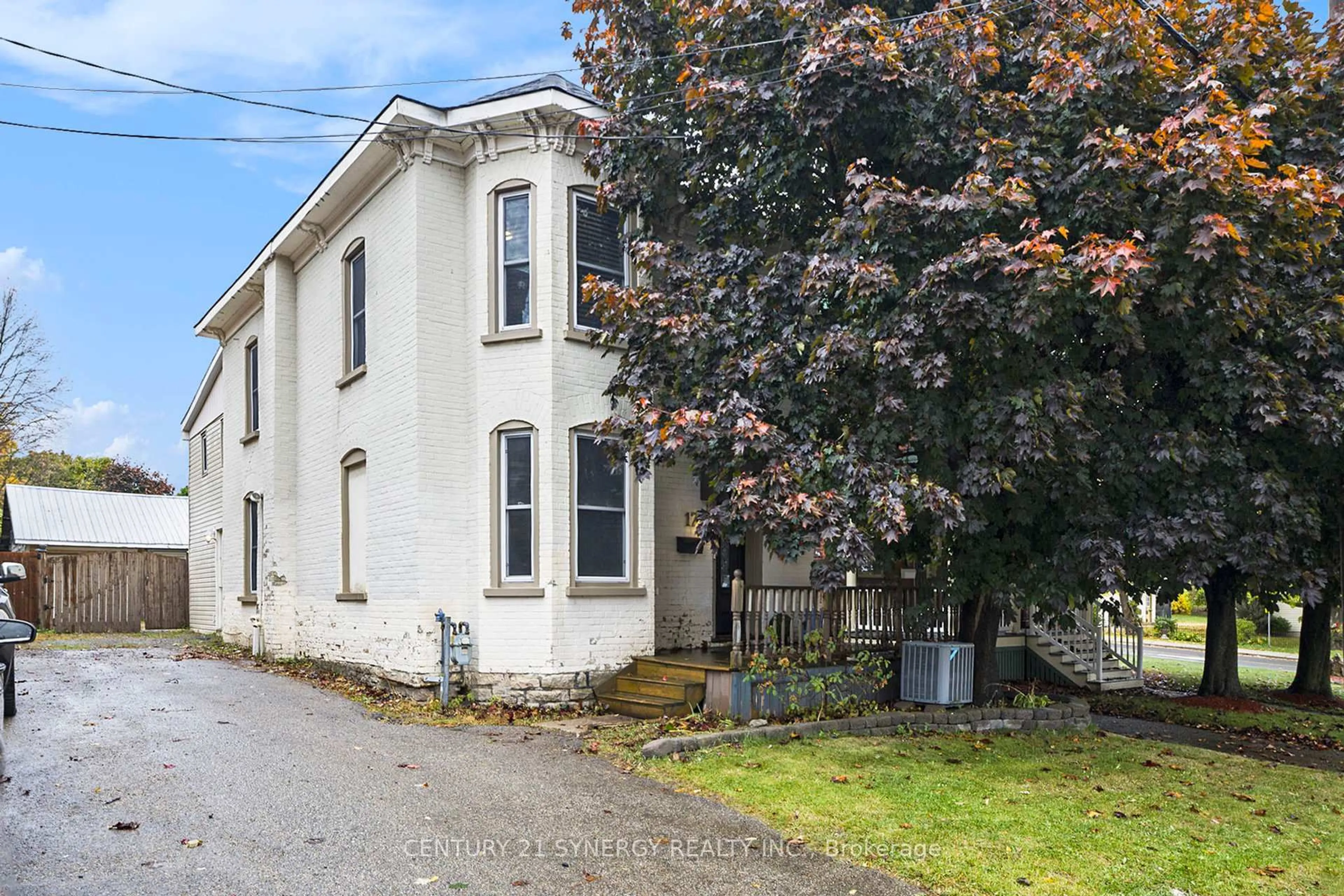 A pic from outside/outdoor area/front of a property/back of a property/a pic from drone, building for 17 Elmsley St, Smiths Falls Ontario K7A 3P1