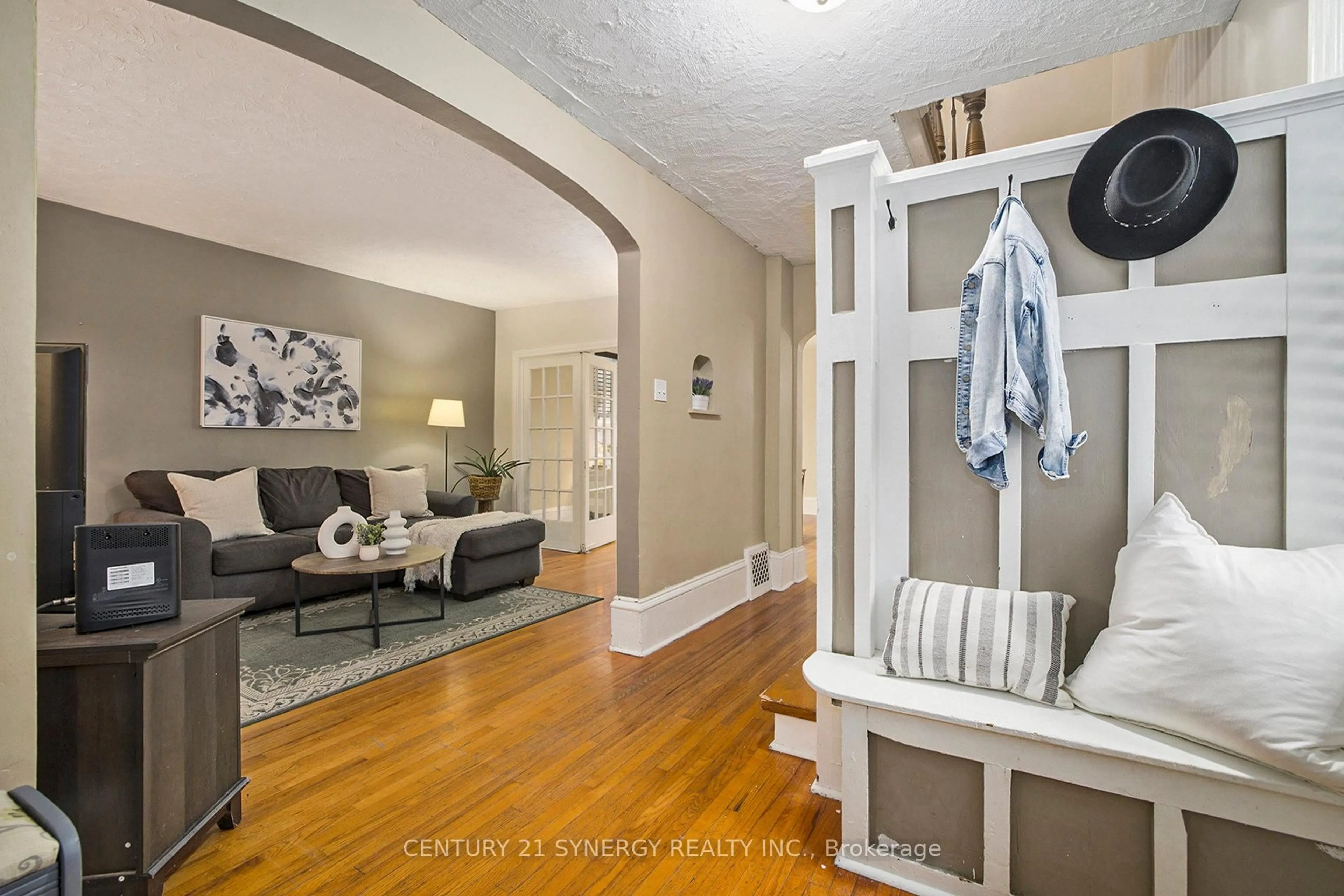 Indoor entryway for 17 Elmsley St, Smiths Falls Ontario K7A 3P1