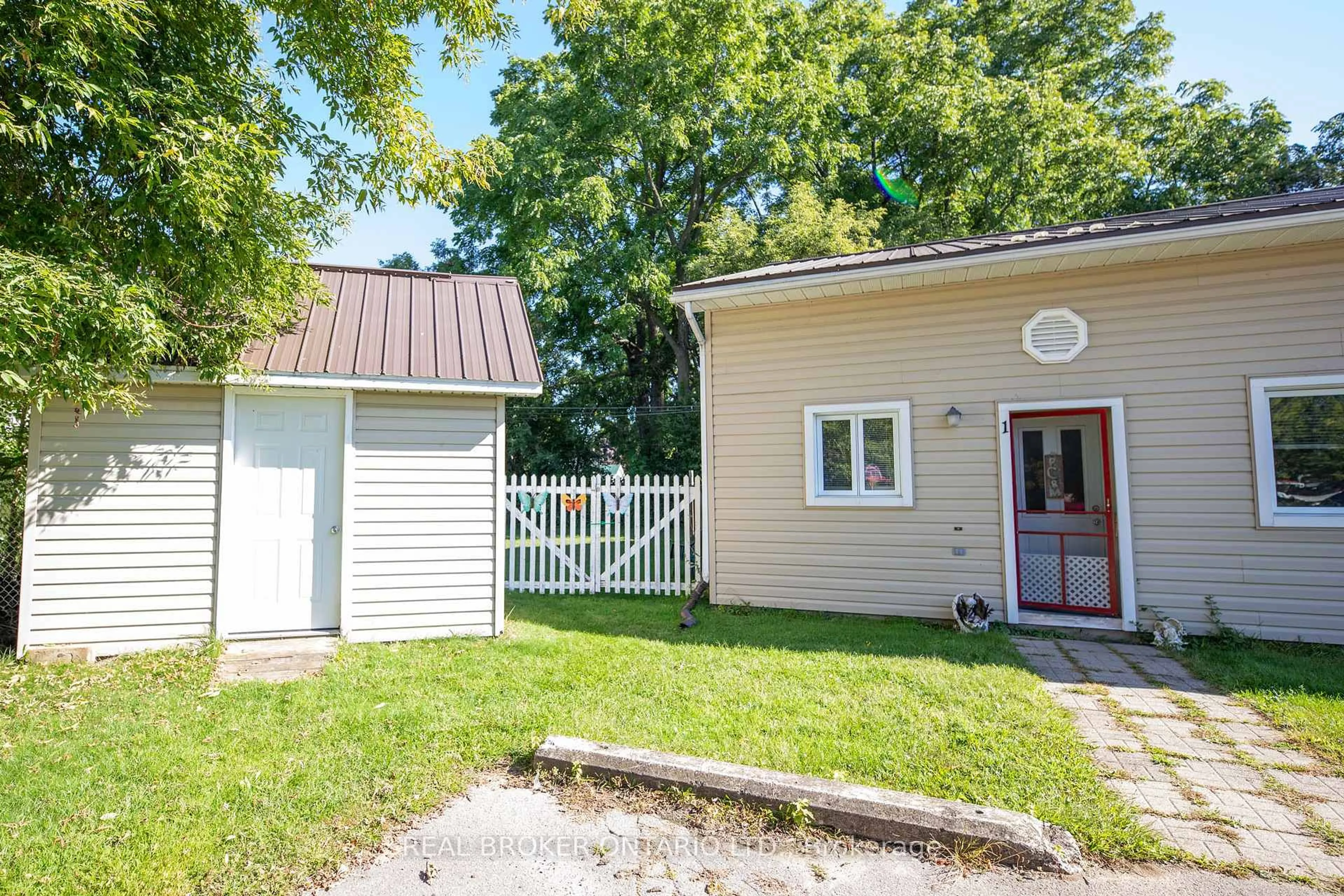 Patio, street for 341 New St, Edwardsburgh/Cardinal Ontario K0E 1E0