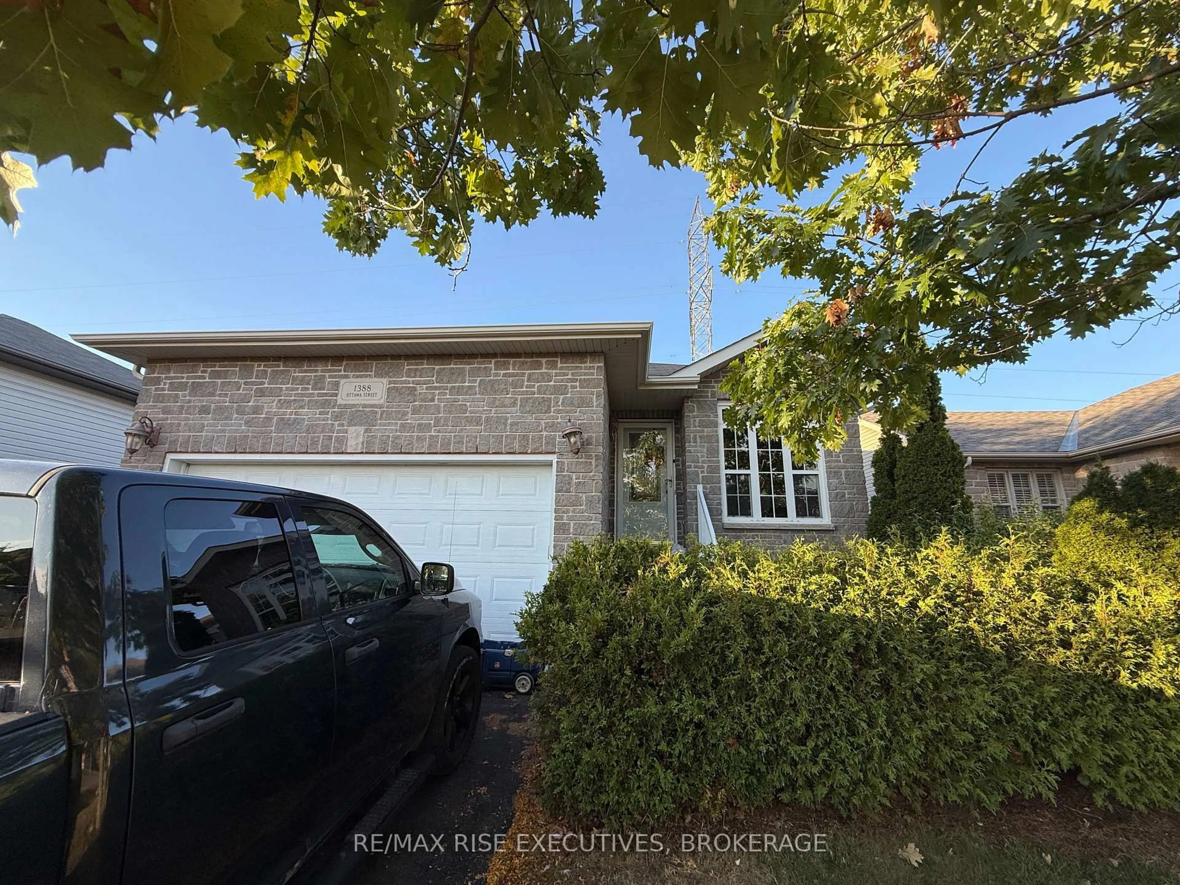 A pic from outside/outdoor area/front of a property/back of a property/a pic from drone, street for 1388 Ottawa St, Kingston Ontario K7P 0C2
