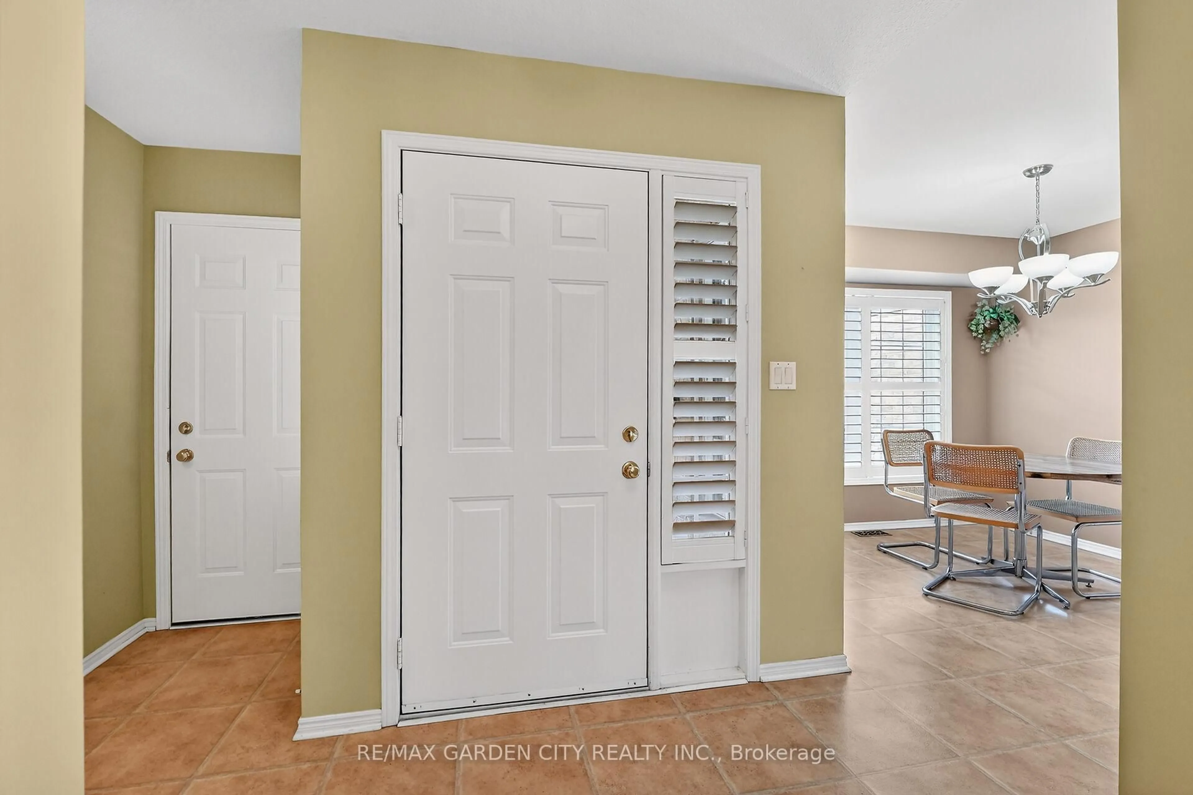 Indoor entryway for 212 Glen Morris Dr. Dr #39, St. Catharines Ontario L2T 4C5