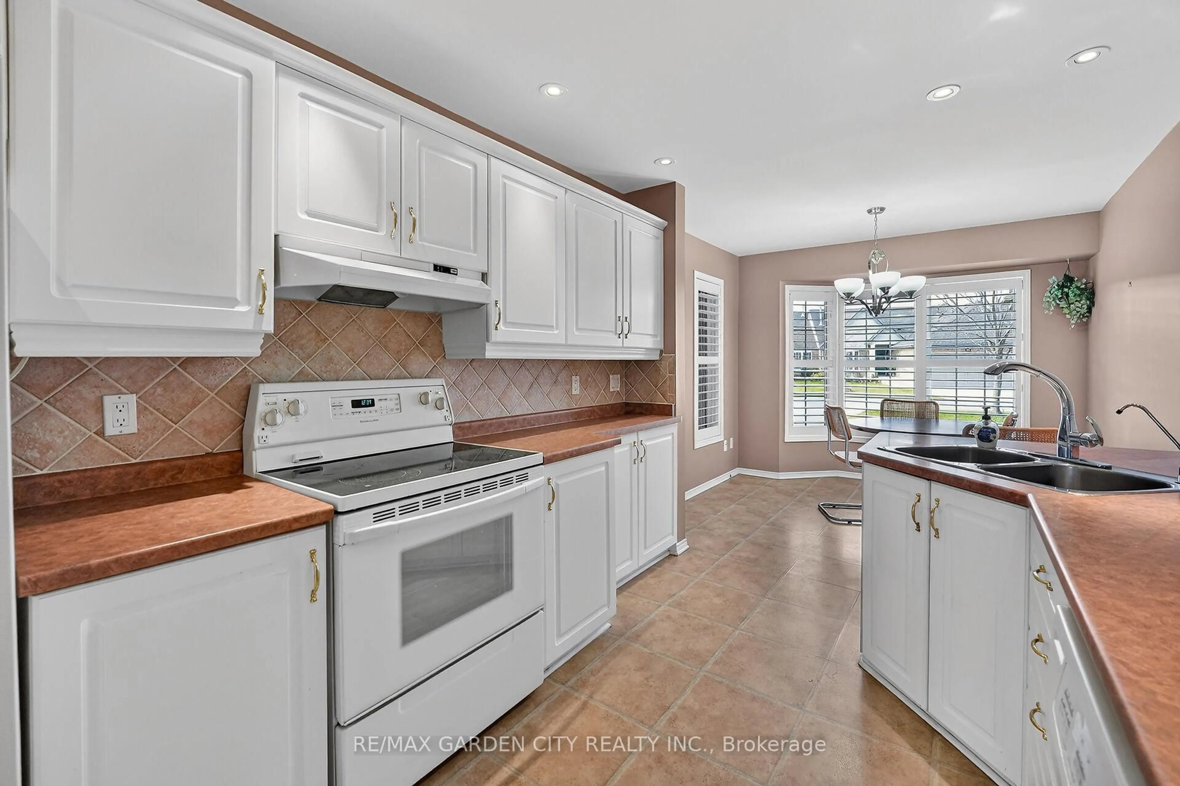 Open concept kitchen, ceramic/tile floor for 212 Glen Morris Dr. Dr #39, St. Catharines Ontario L2T 4C5