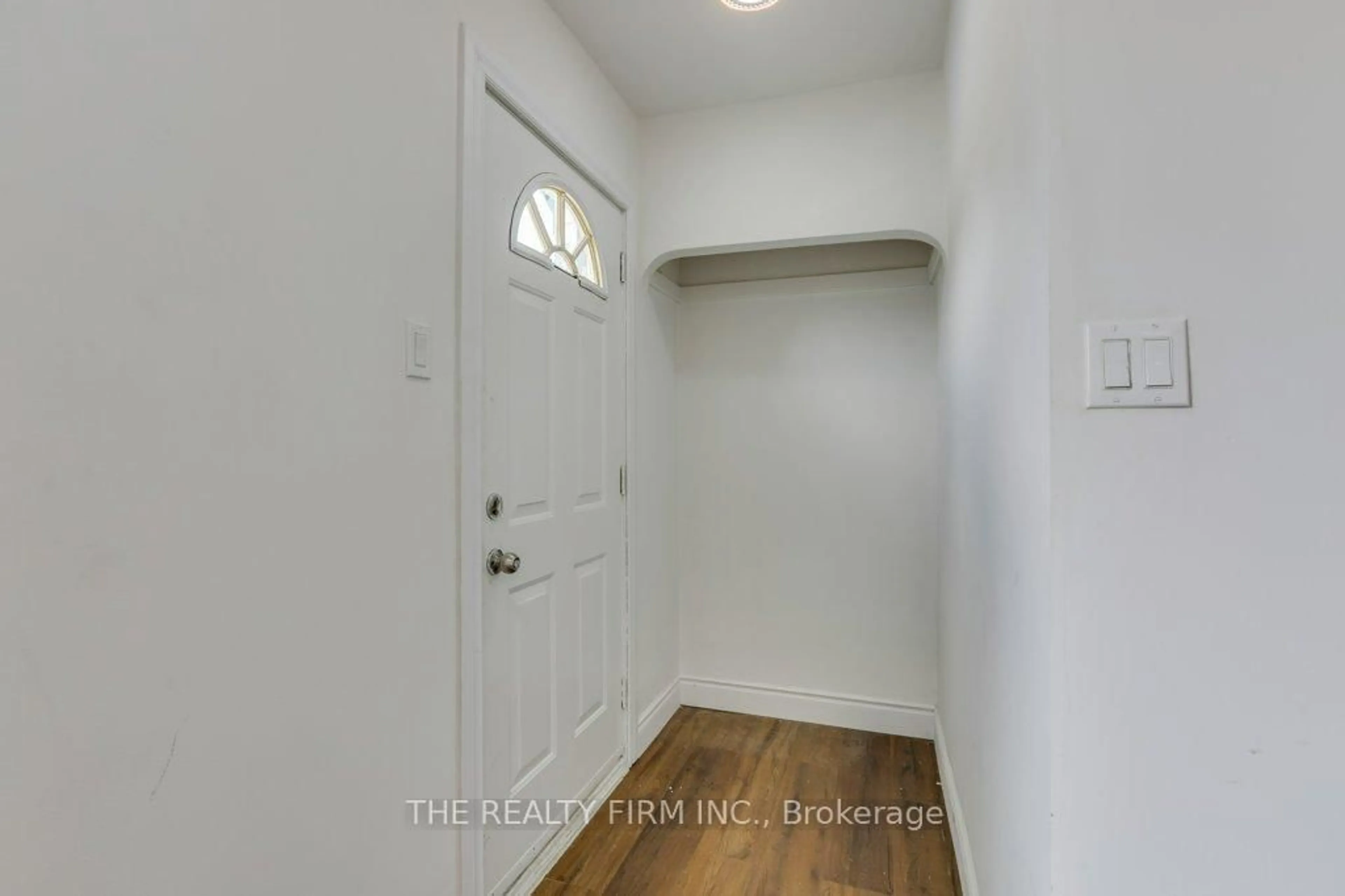 Indoor entryway for 520 Highbury Ave, London East Ontario N5W 4K7