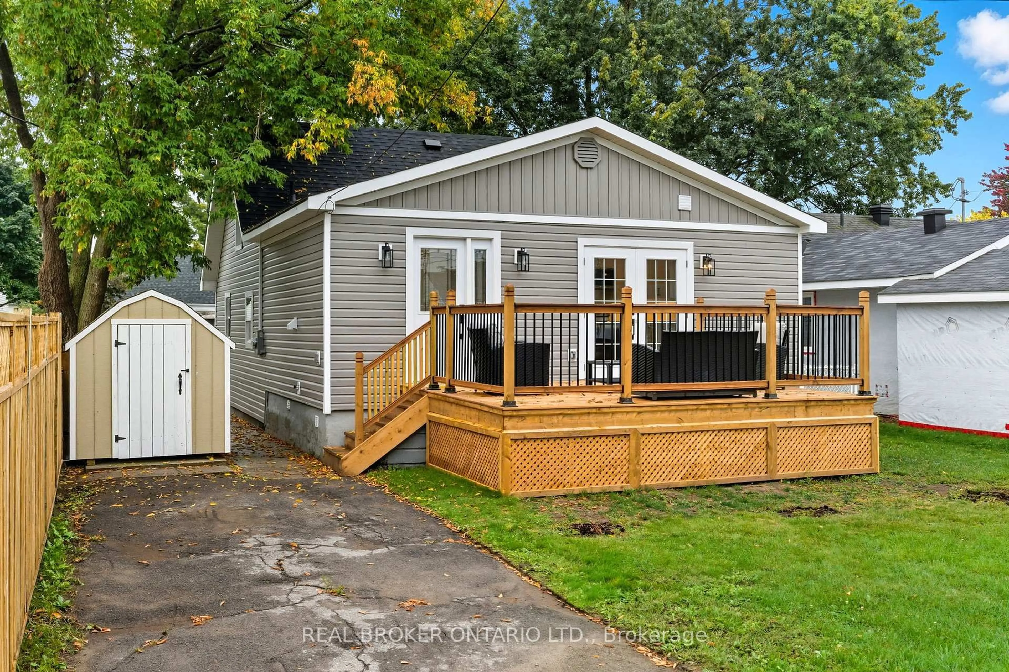 Home with vinyl exterior material, street for 25 Roosevelt Dr, Smiths Falls Ontario K7A 3J7