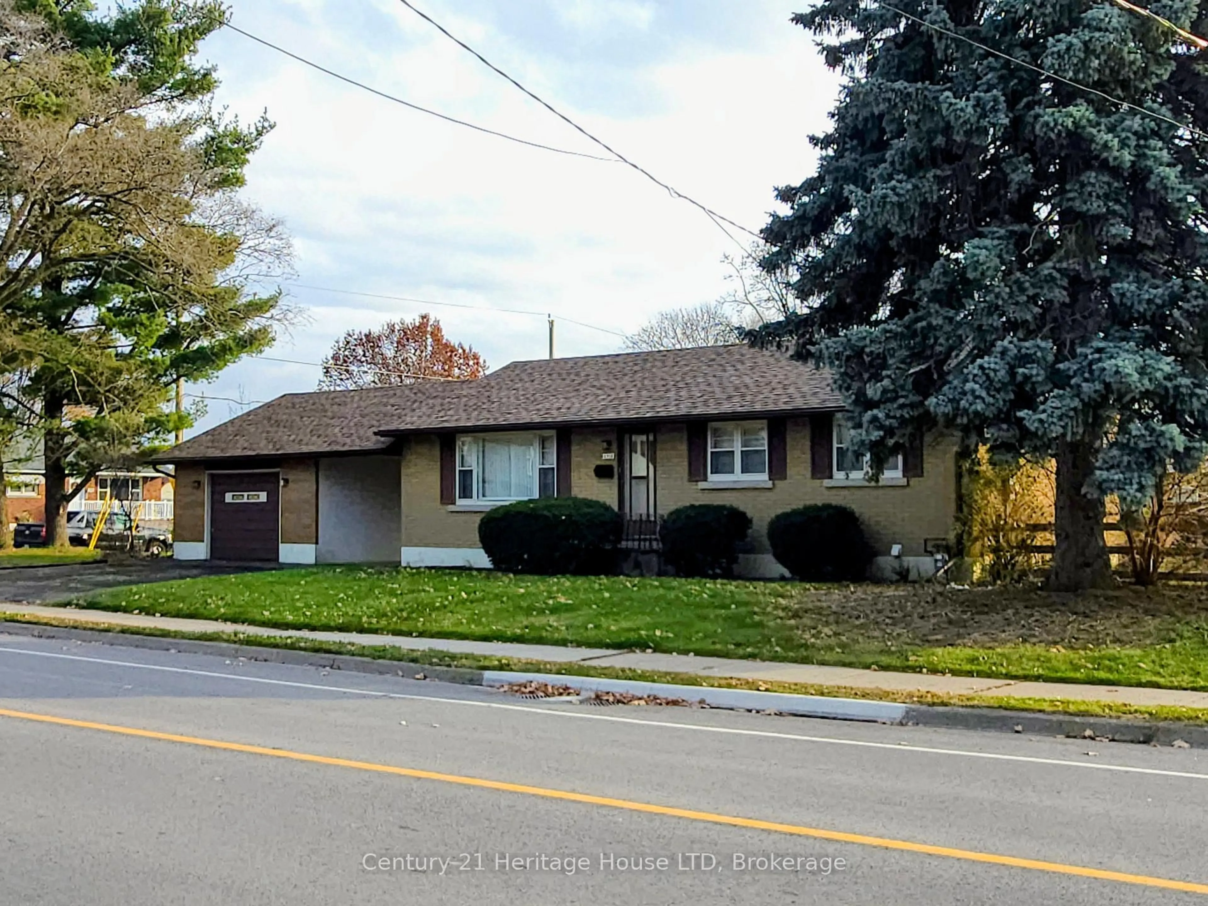 Home with brick exterior material, street for 6558 Oneil St, Niagara Falls Ontario L2J 1N1