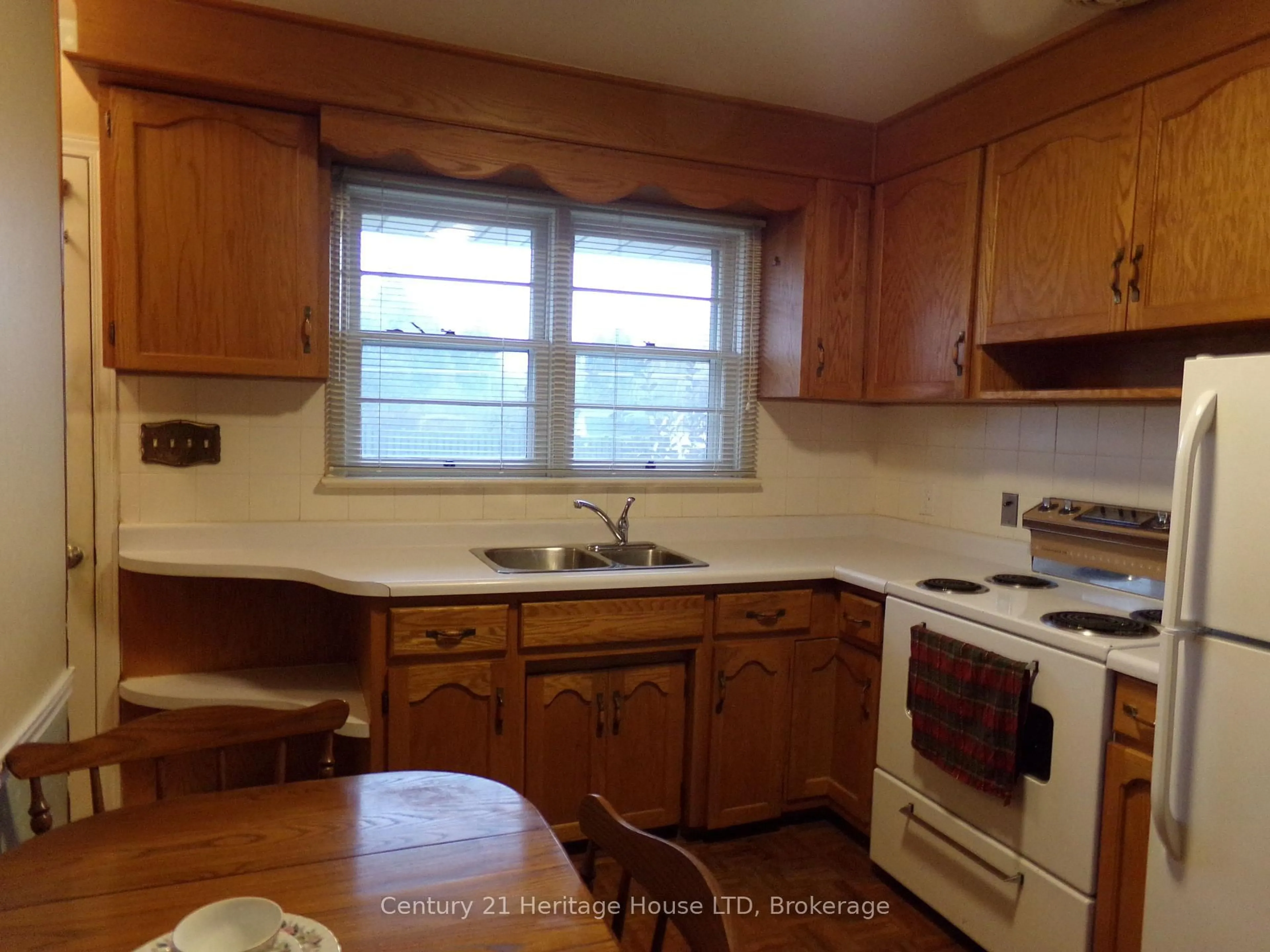 Standard kitchen, wood/laminate floor for 6558 Oneil St, Niagara Falls Ontario L2J 1N1