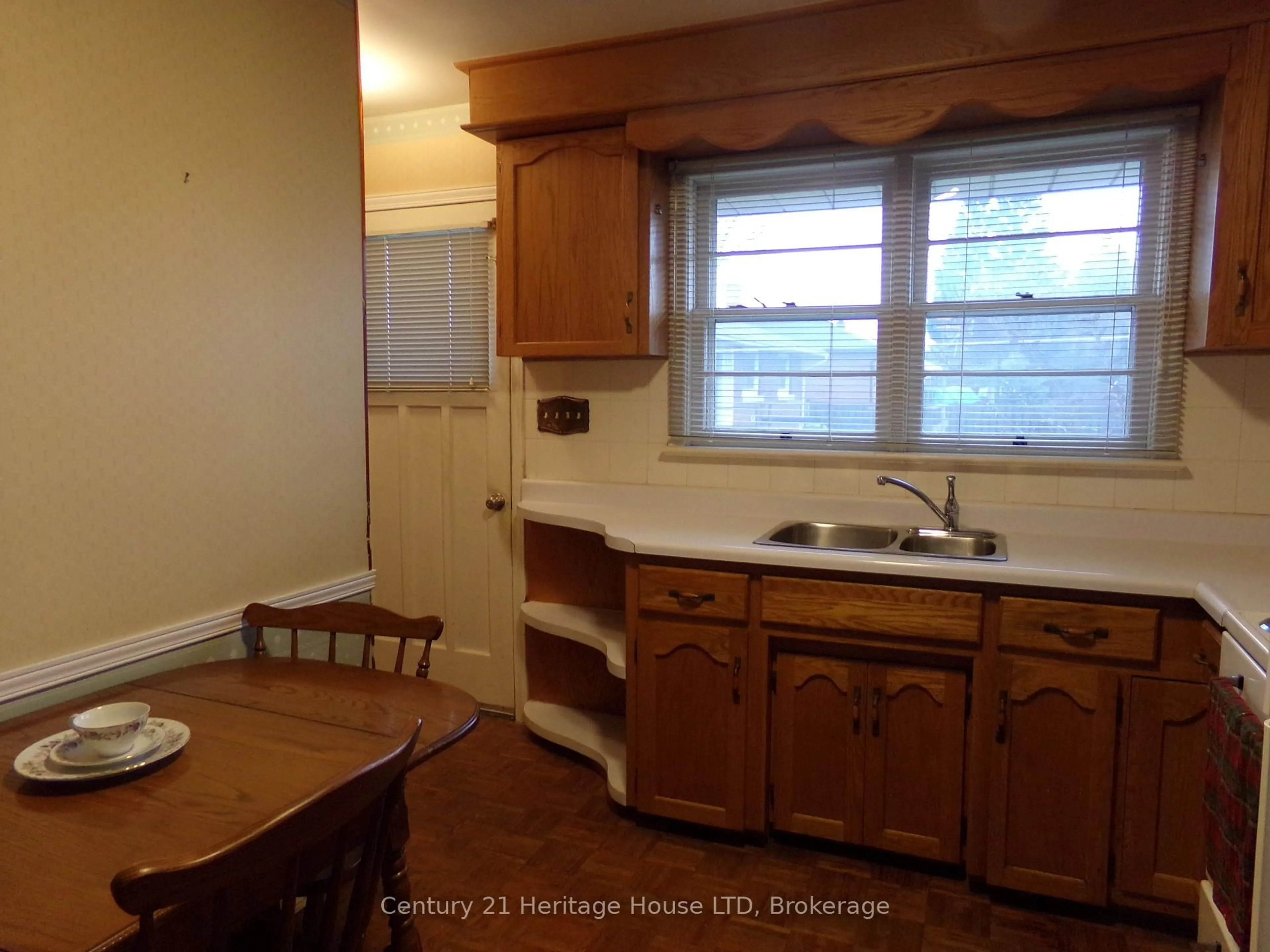 Standard kitchen, wood/laminate floor for 6558 Oneil St, Niagara Falls Ontario L2J 1N1