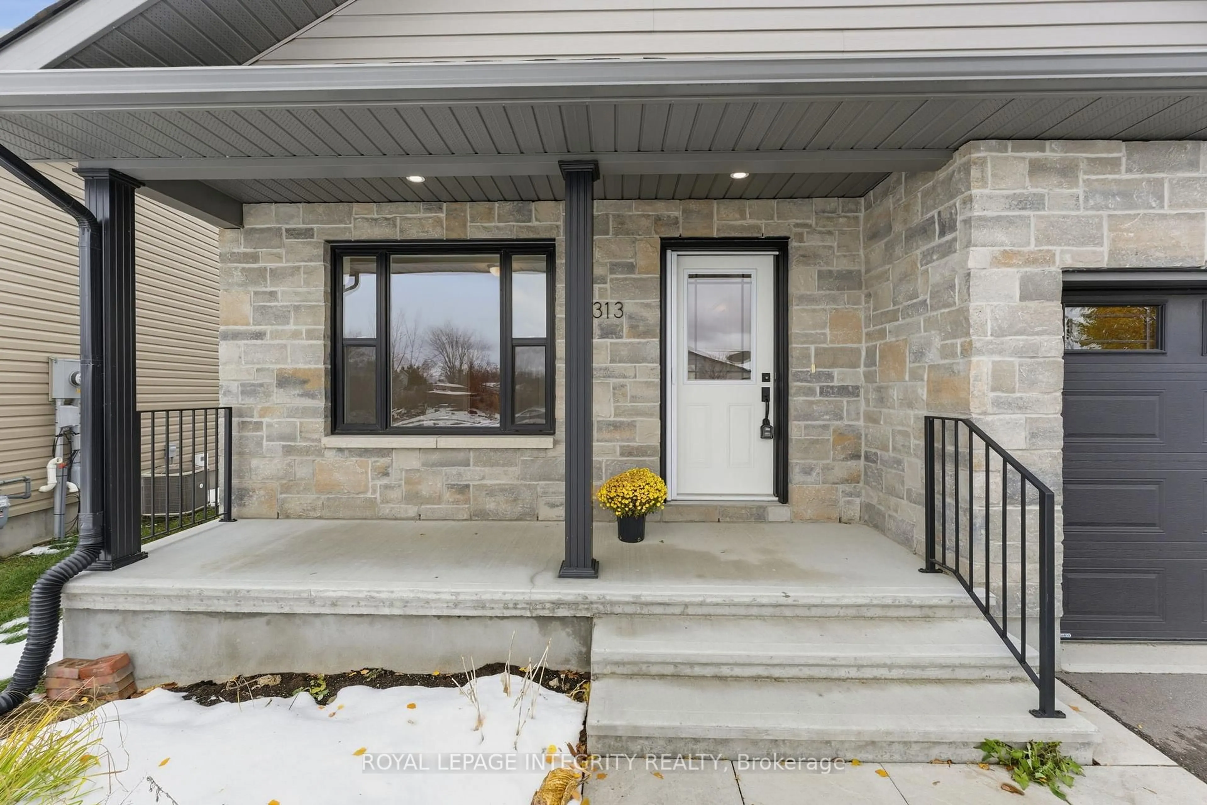 Indoor entryway for 313 Napier Crt, Almonte Ontario K0A 1A0