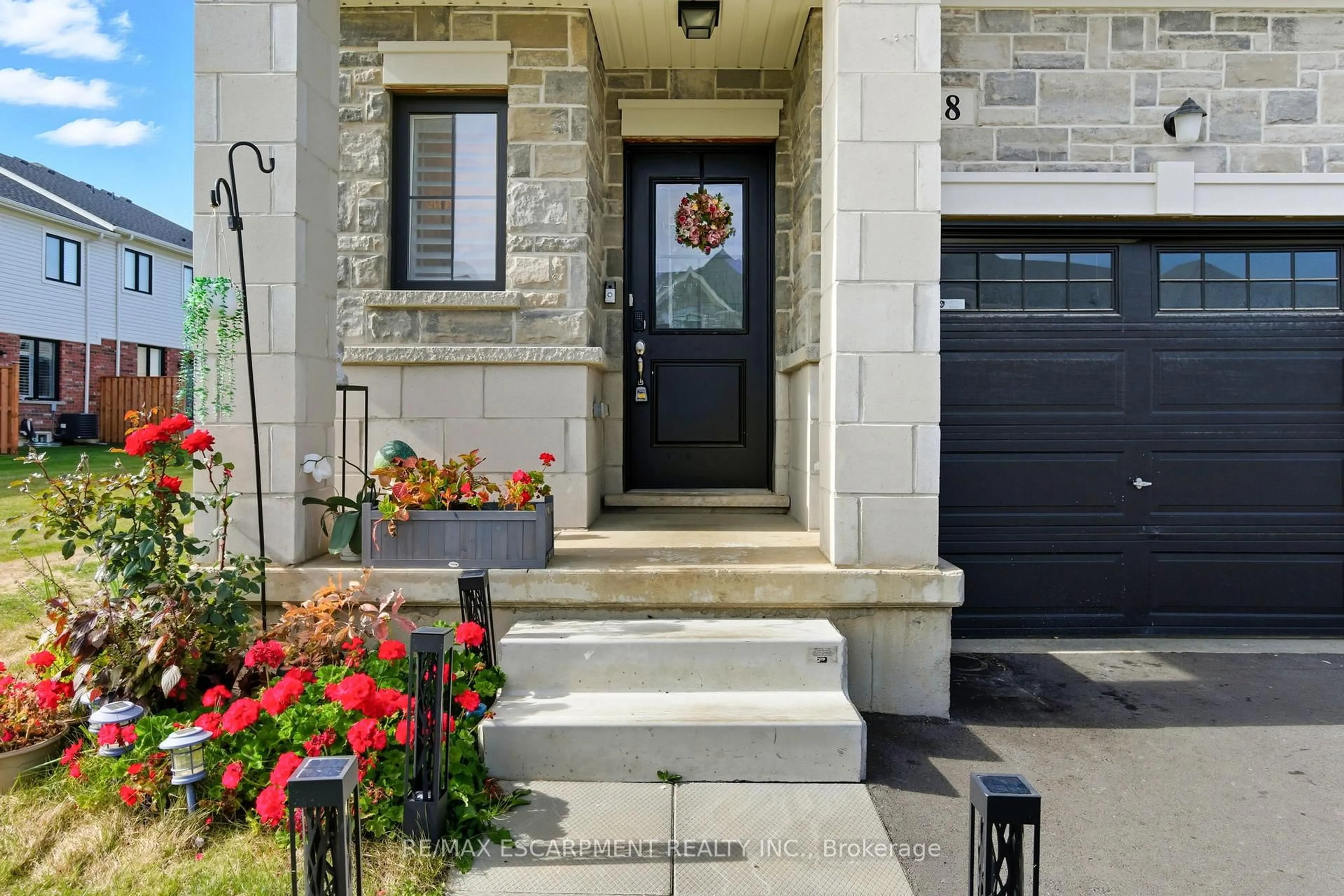 Indoor entryway for 18 Mia Dr, Hamilton Ontario L9B 0K1