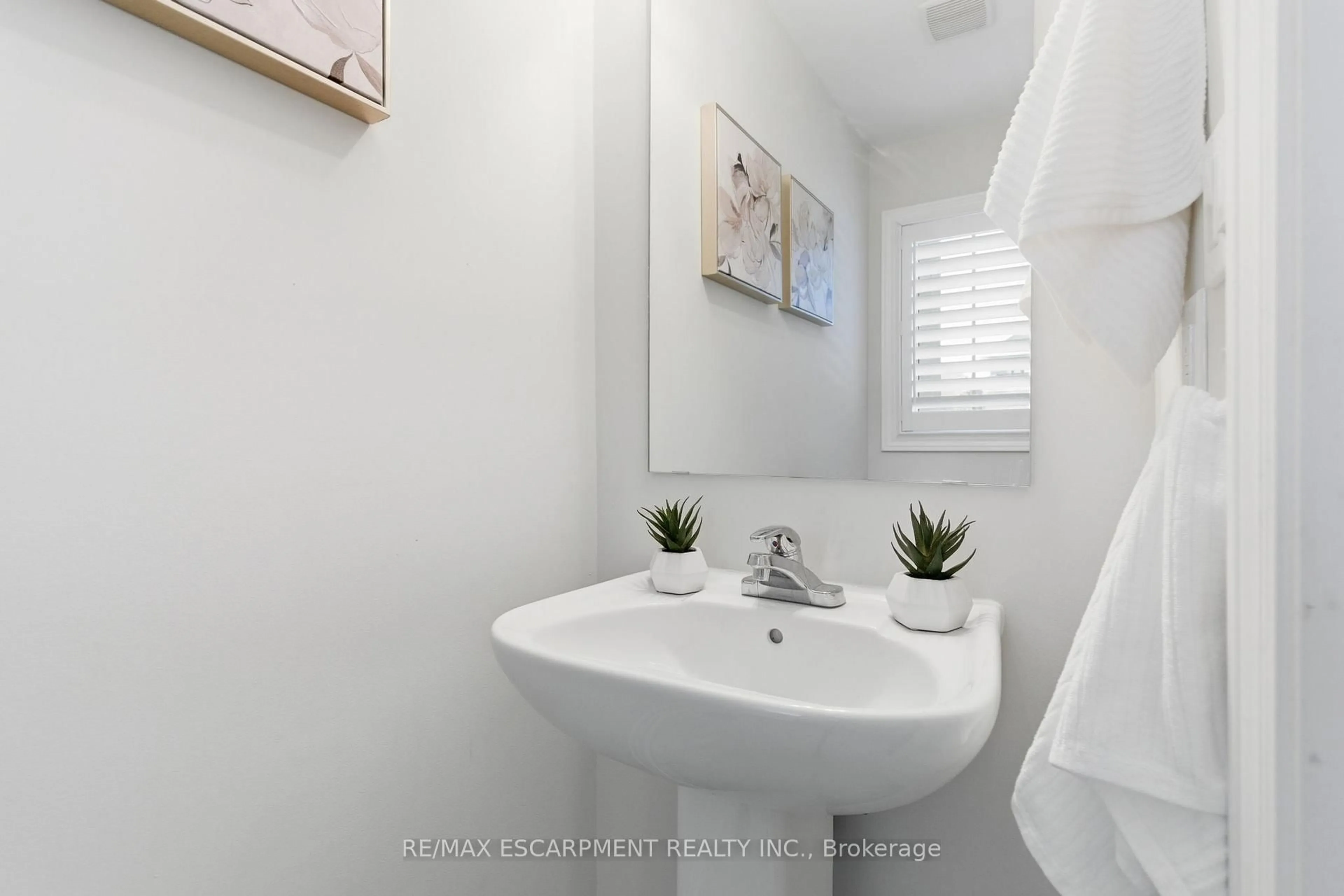 Standard bathroom, ceramic/tile floor for 18 Mia Dr, Hamilton Ontario L9B 0K1