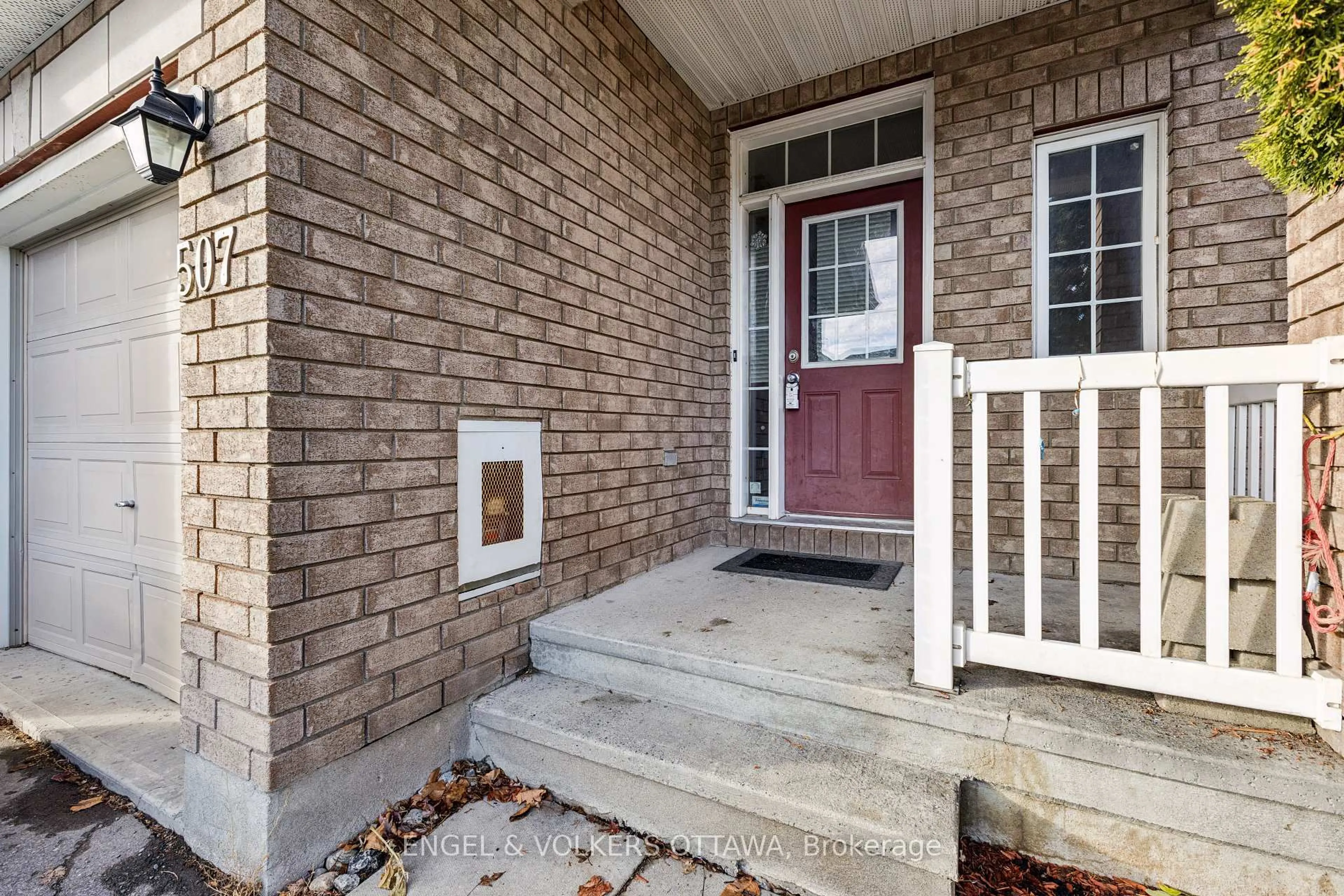 Indoor entryway for 507 Salzburg Dr, Orleans Ontario K4A 0C6