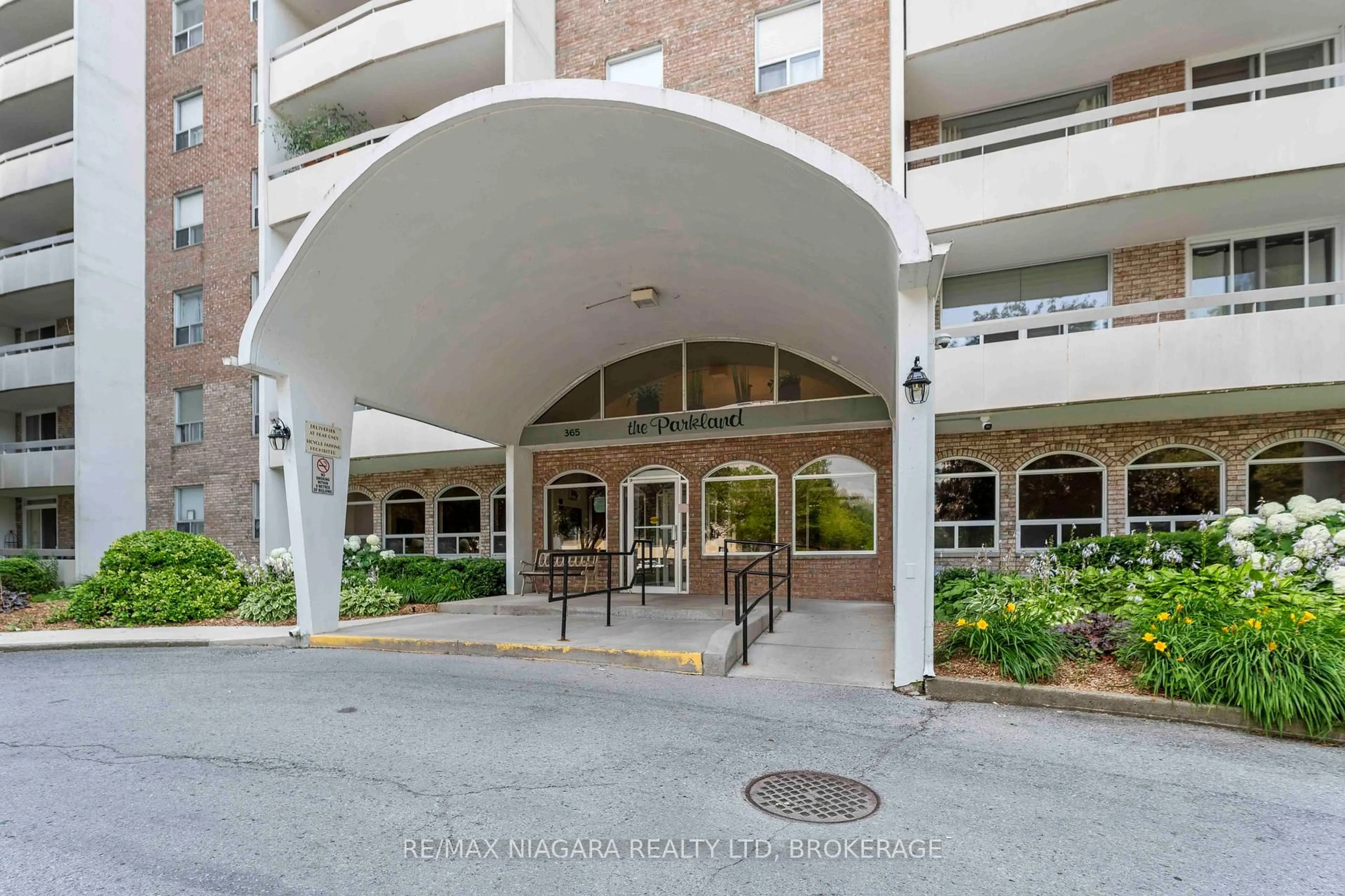 Indoor foyer for 365 Geneva St #602, St. Catharines Ontario L2N 5S7