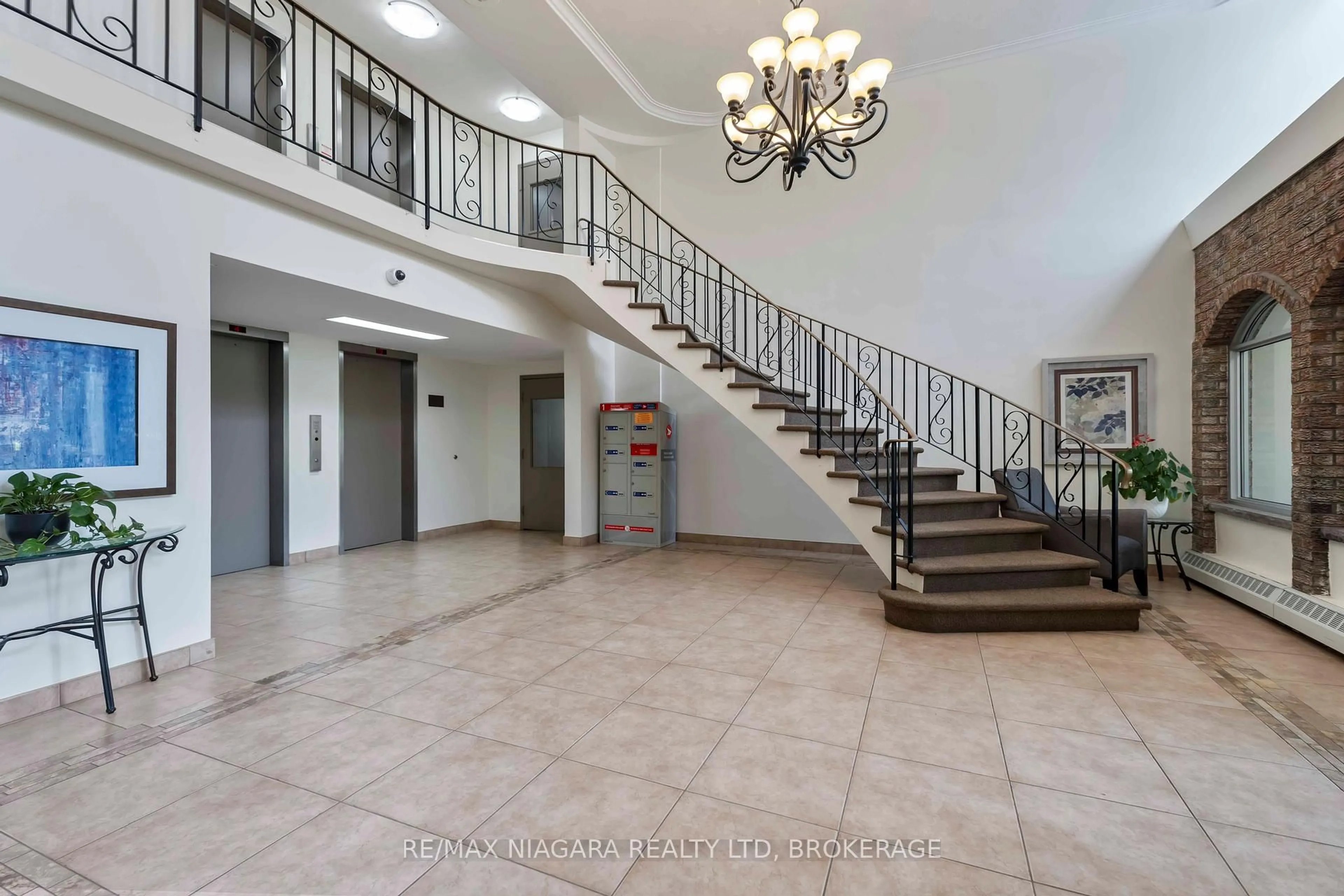 Indoor foyer for 365 Geneva St #602, St. Catharines Ontario L2N 5S7